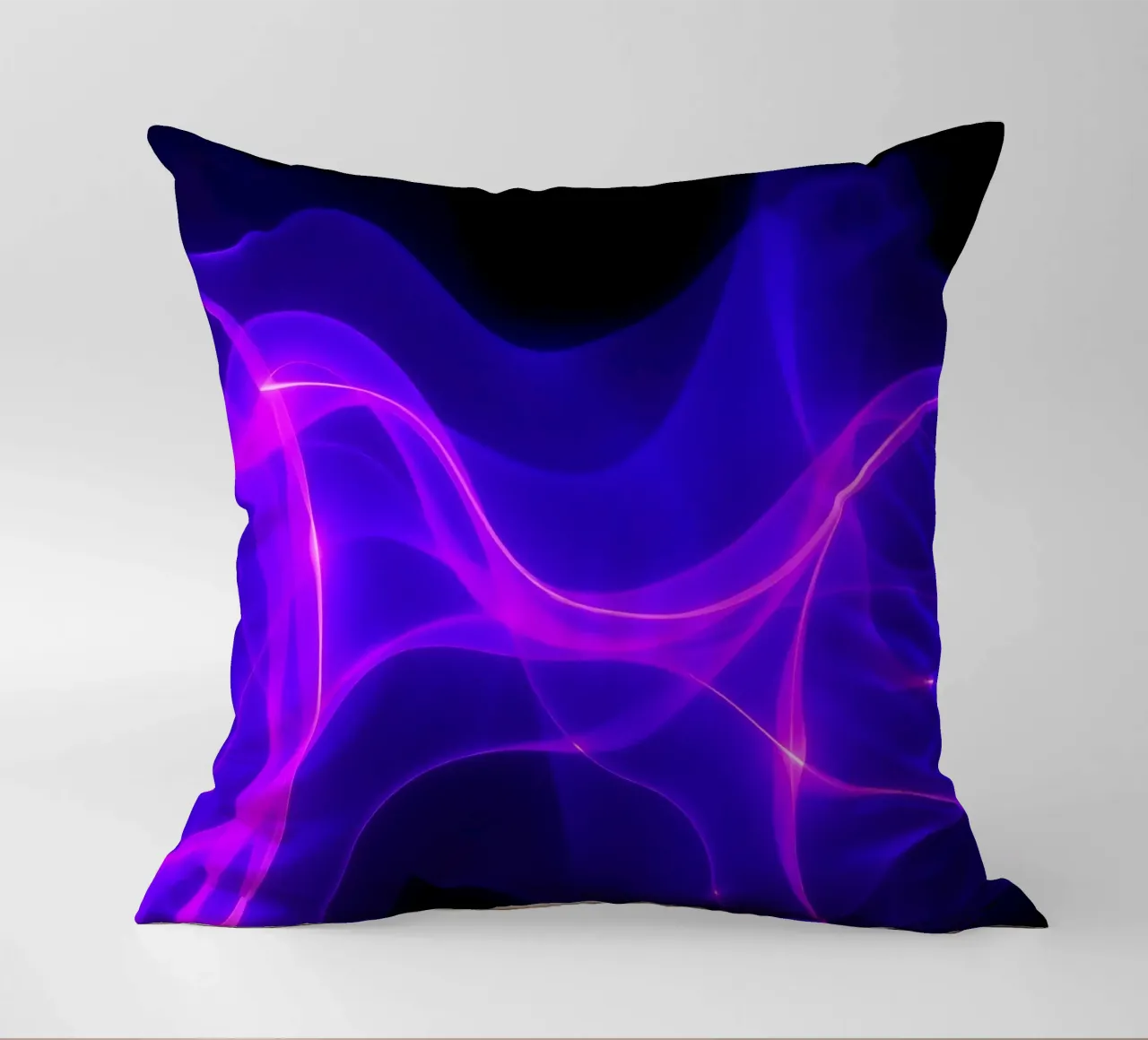 des ondes lumineuses violettes créent un motif abstrait hypnotique coussin de DesignDoodle