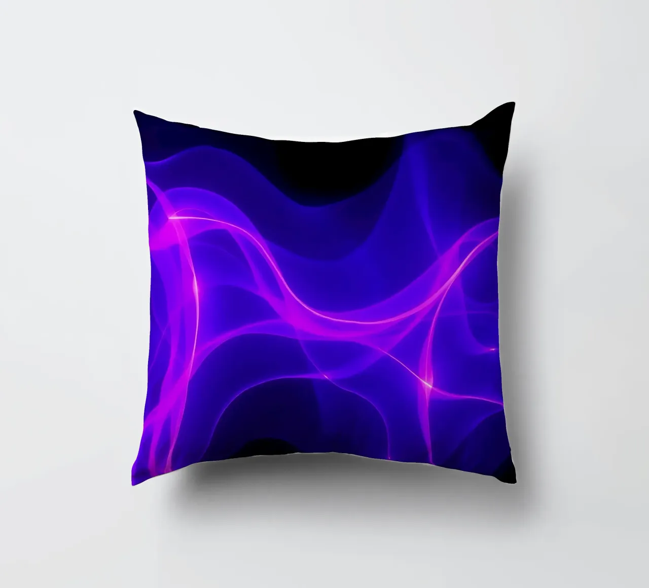 des ondes lumineuses violettes créent un motif abstrait hypnotique coussin de DesignDoodle