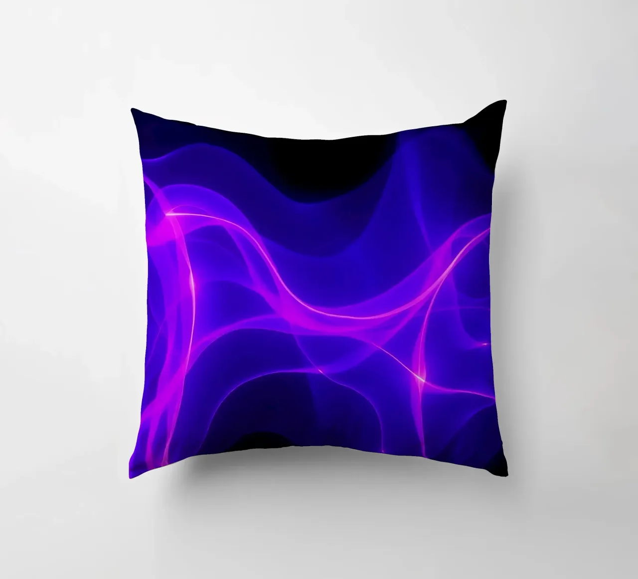 des ondes lumineuses violettes créent un motif abstrait hypnotique coussin de DesignDoodle