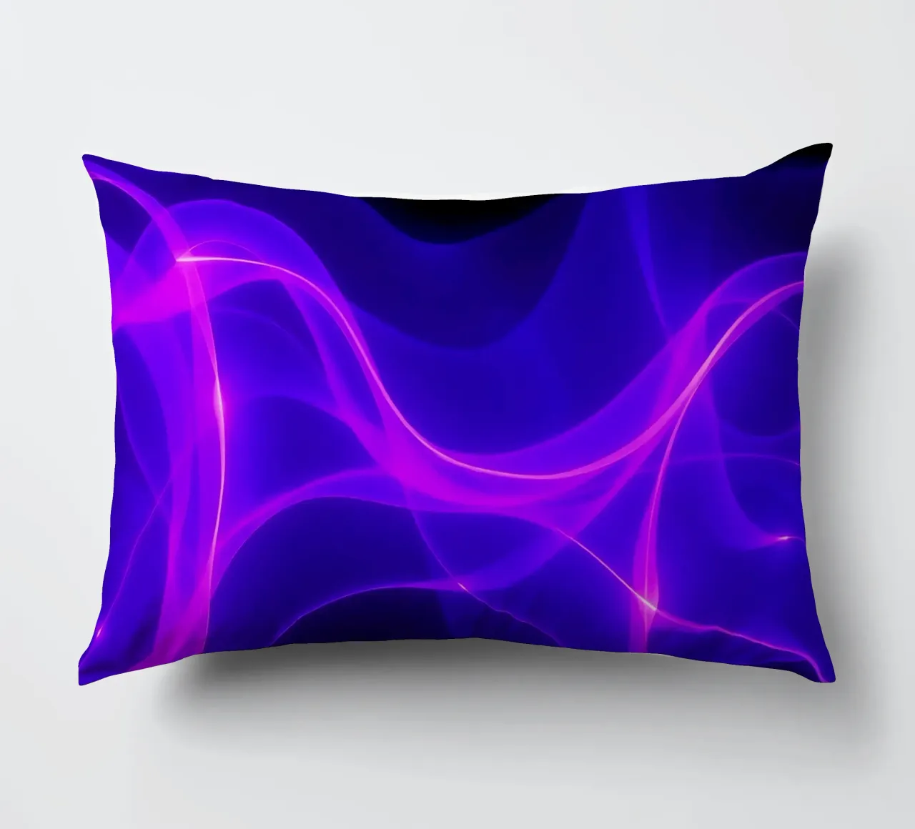 des ondes lumineuses violettes créent un motif abstrait hypnotique coussin de DesignDoodle