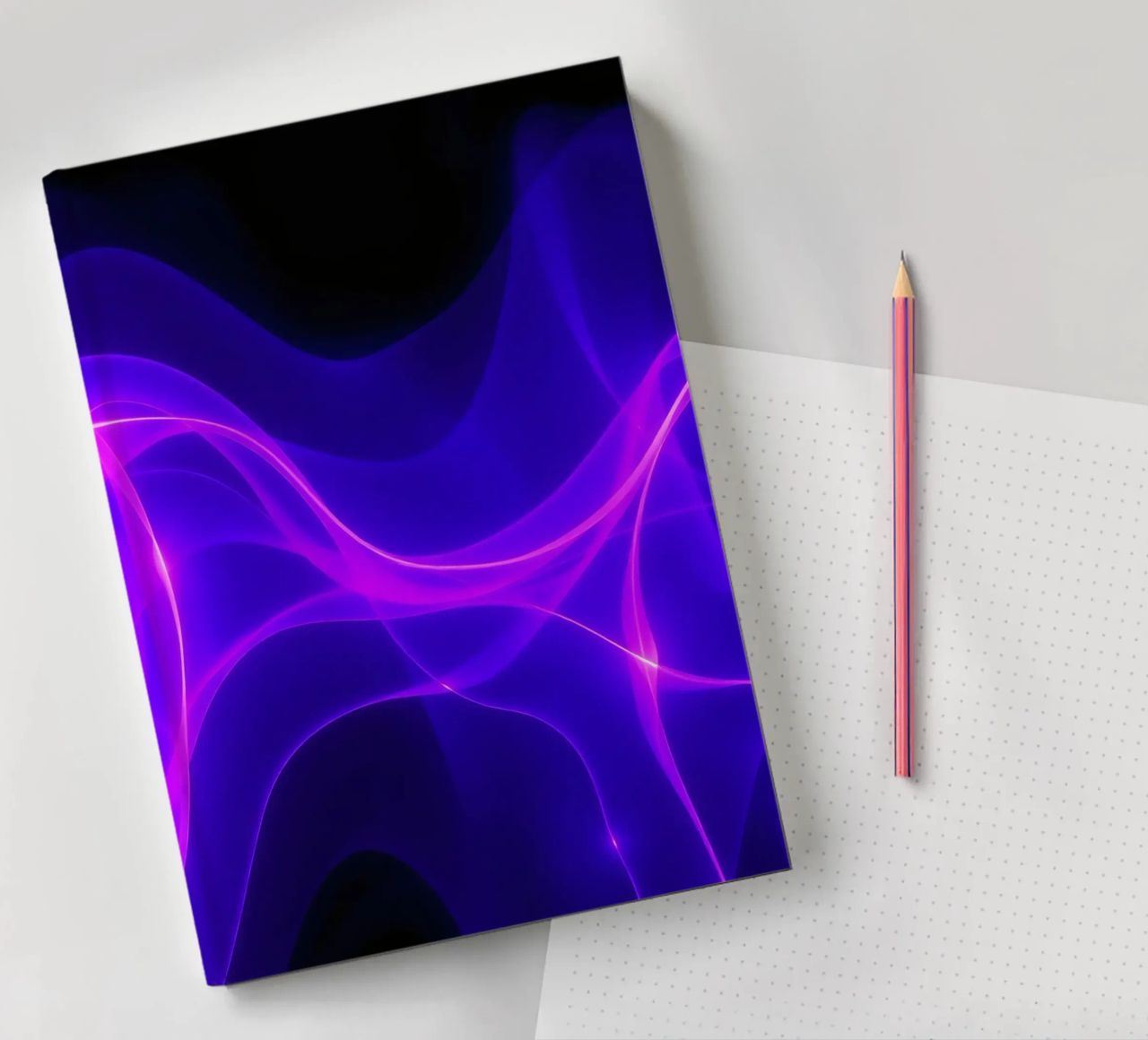 des ondes lumineuses violettes créent un motif abstrait hypnotique carnet de notes de DesignDoodle