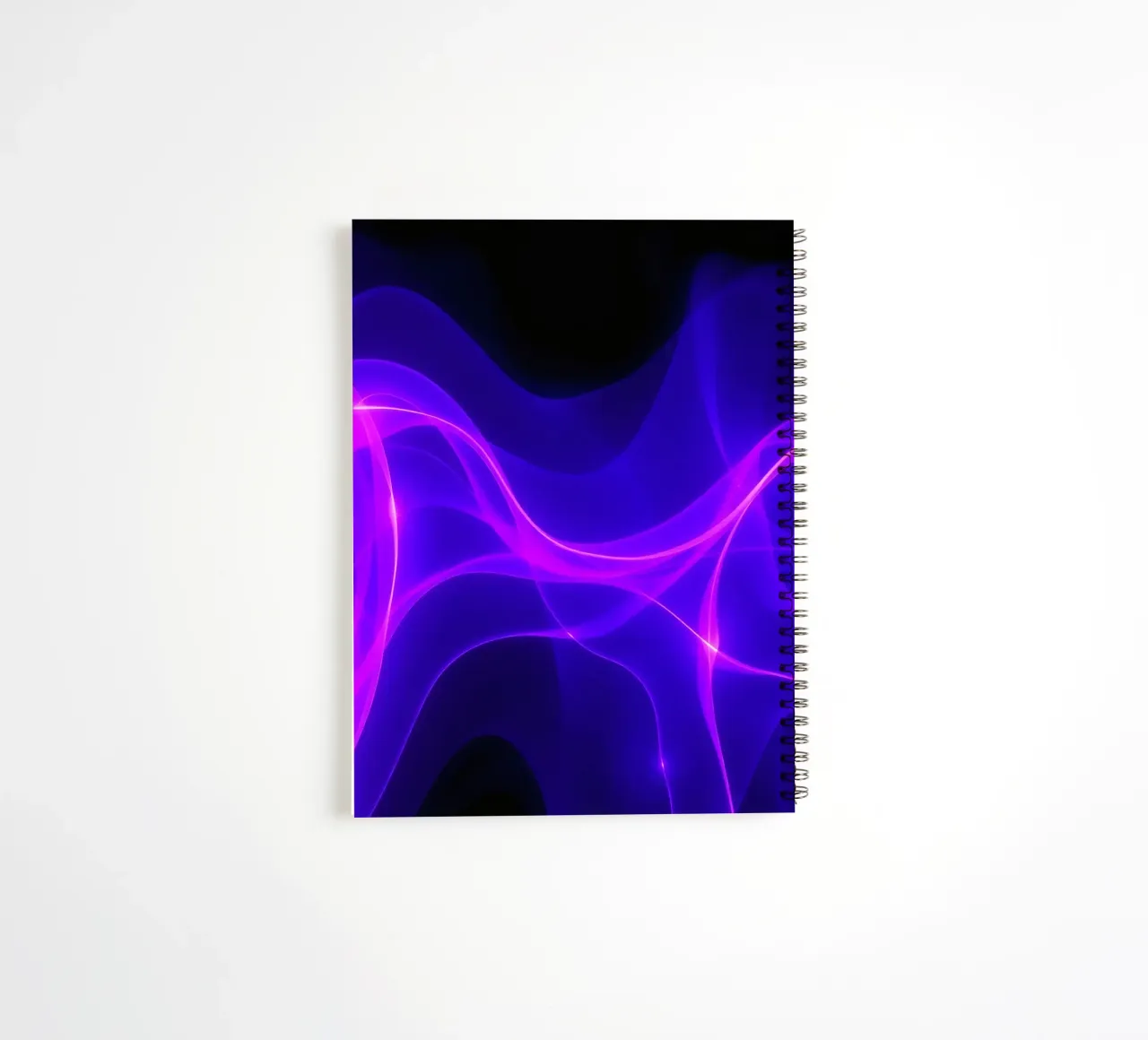 des ondes lumineuses violettes créent un motif abstrait hypnotique carnet à spirale de DesignDoodle