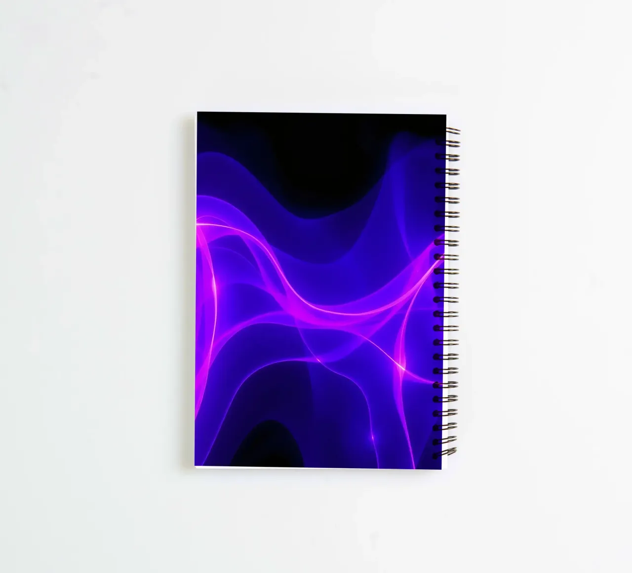 des ondes lumineuses violettes créent un motif abstrait hypnotique carnet à spirale de DesignDoodle