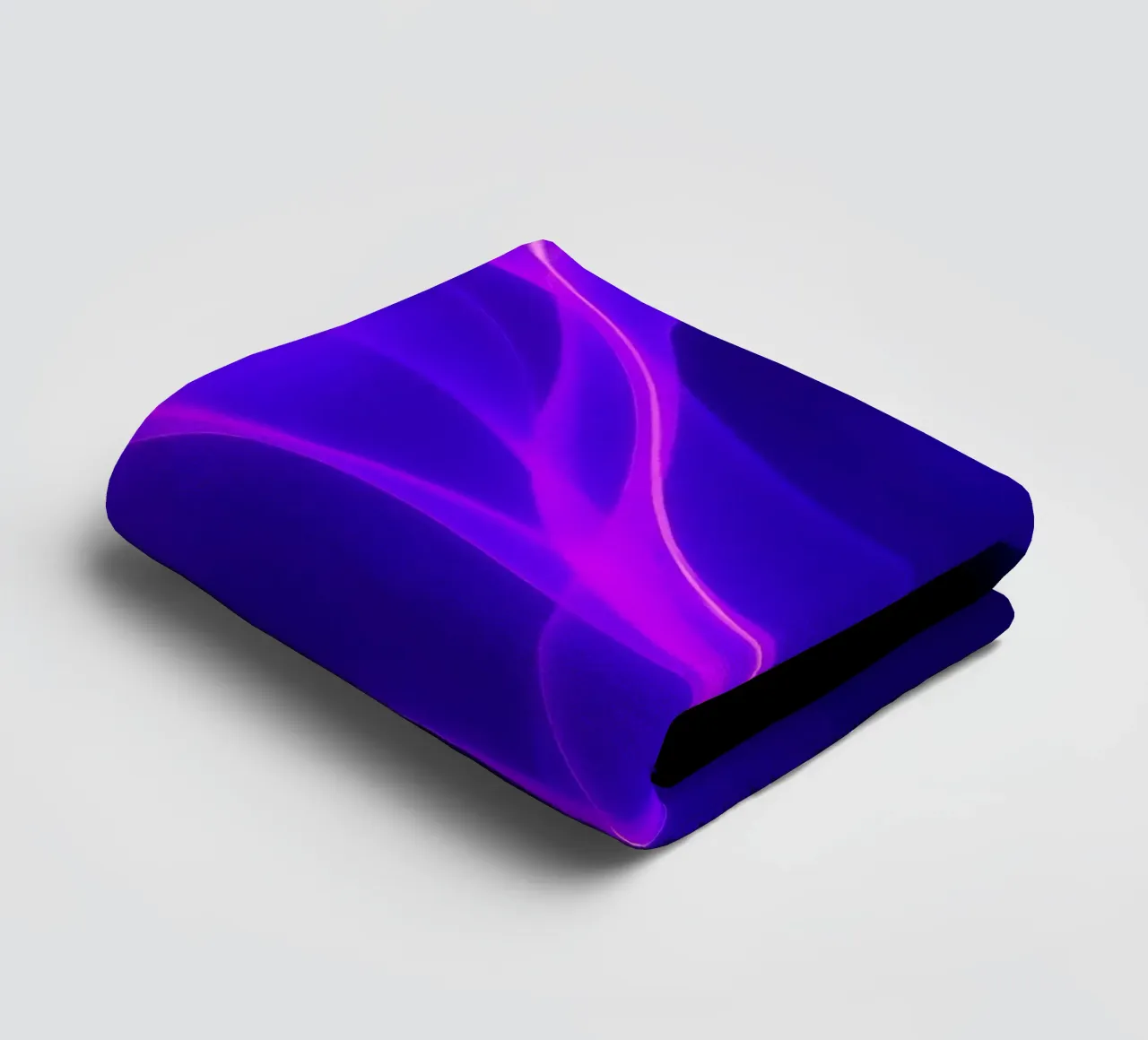 violette Lichtwellen erzeugen ein faszinierendes abstraktes Design Handtuch von DesignDoodle