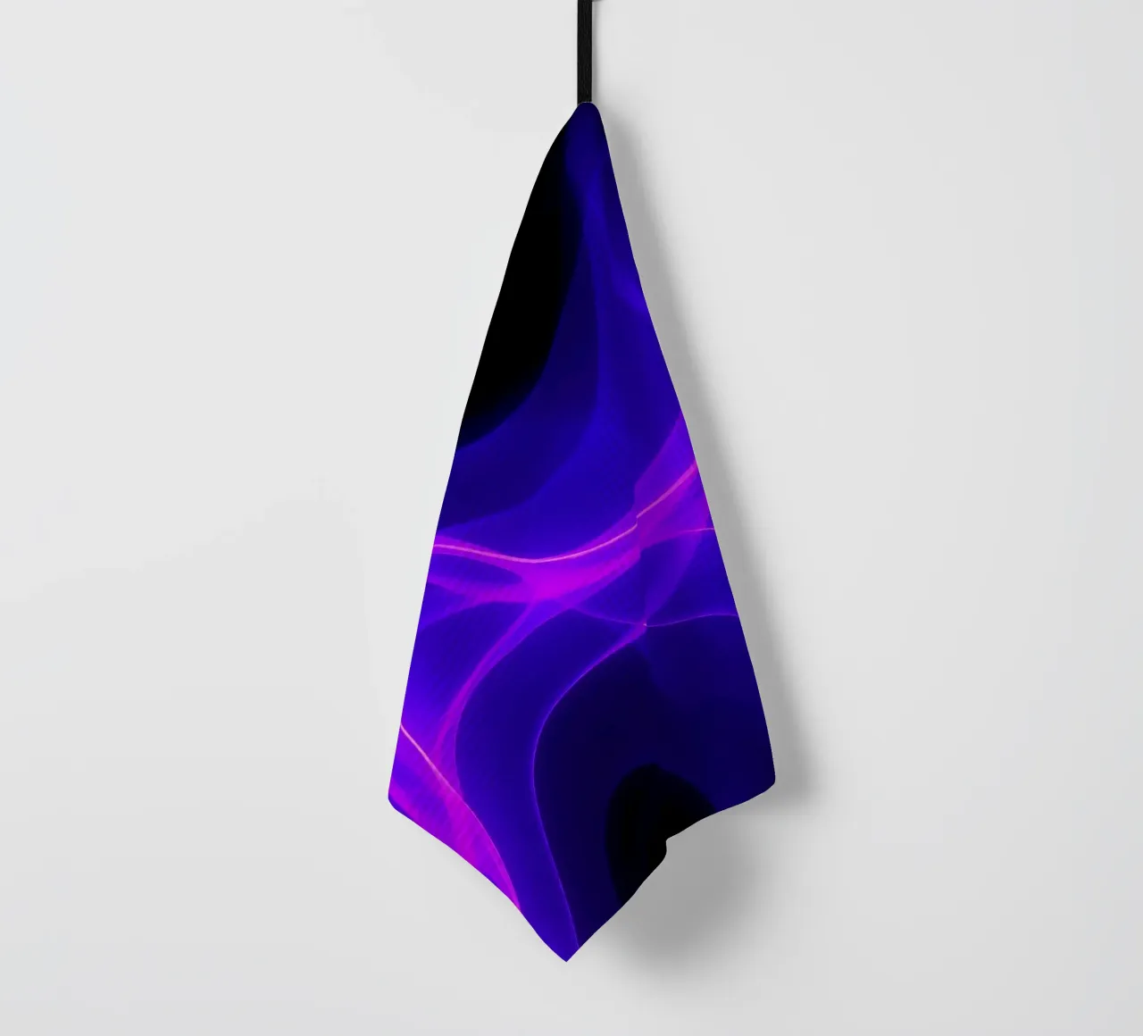 des ondes lumineuses violettes créent un motif abstrait hypnotique torchon de DesignDoodle