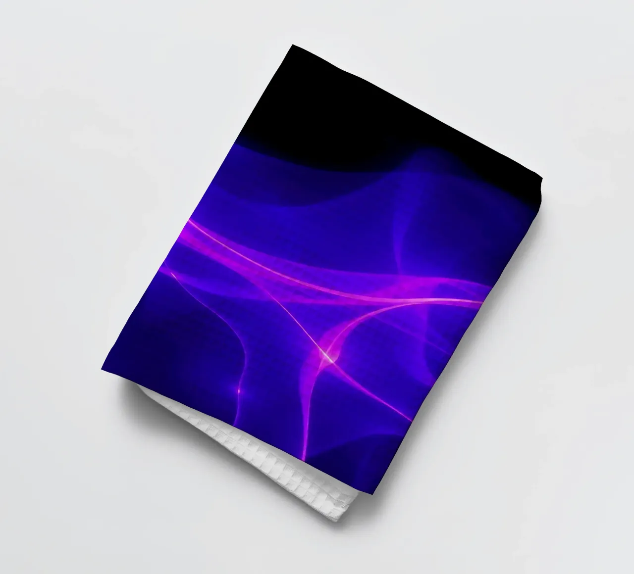 des ondes lumineuses violettes créent un motif abstrait hypnotique torchon de DesignDoodle