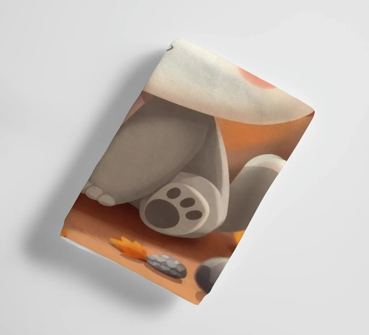 Un simpatico personaggio dei cartoni animati siede tra foglie e zucche autunnali asciugamano da bagno da DesignDoodle