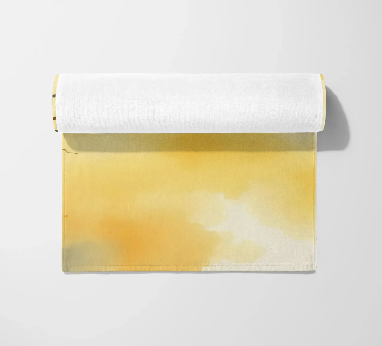 arbre sur un fond jaune chaud dans une aquarelle d'art serviette de plage de DesignDoodle