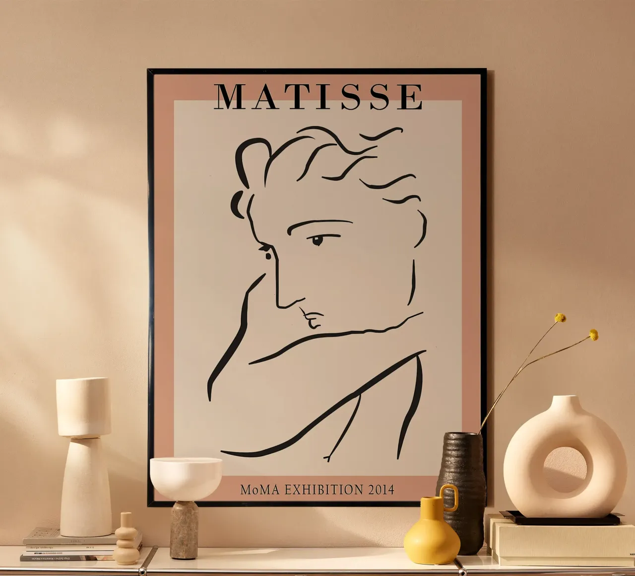 Henri Matisse - Minimalistische Zeichnung einer Frau Poster Poster mit Holzrahmen von Perdana shop