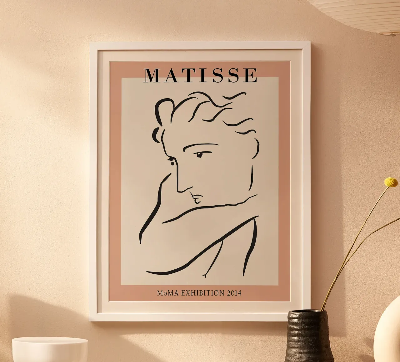Henri Matisse - Minimalistische Zeichnung einer Frau Poster Poster mit Holzrahmen von Perdana shop