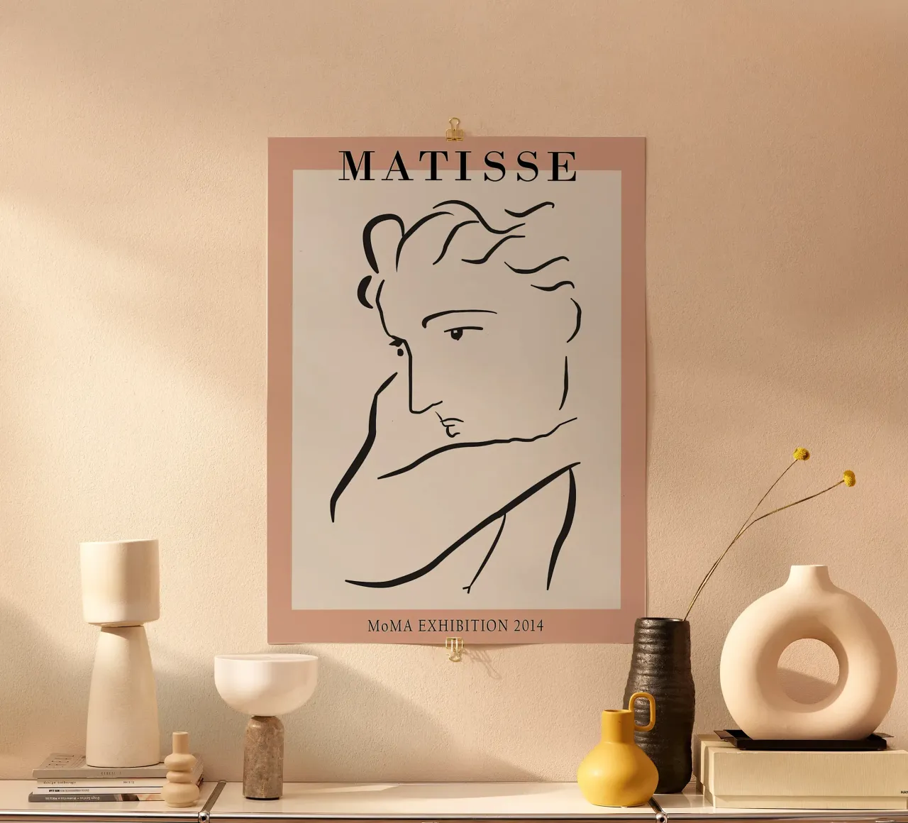 Henri Matisse - Minimalistische Zeichnung einer Frau Poster Poster mit Holzrahmen von Perdana shop