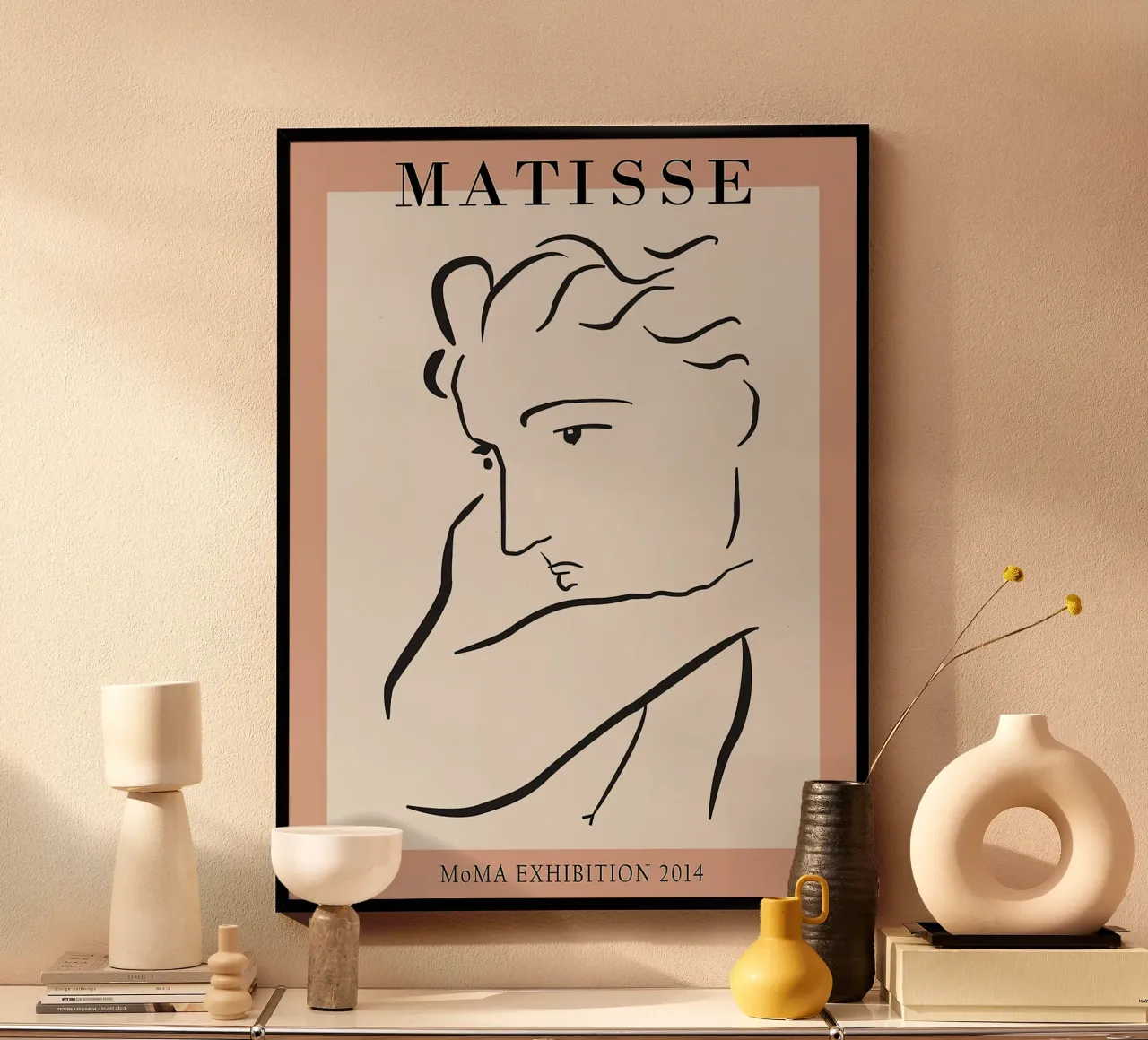 Henri Matisse - Minimalistische Zeichnung einer Frau Poster Poster mit Holzrahmen von Perdana shop