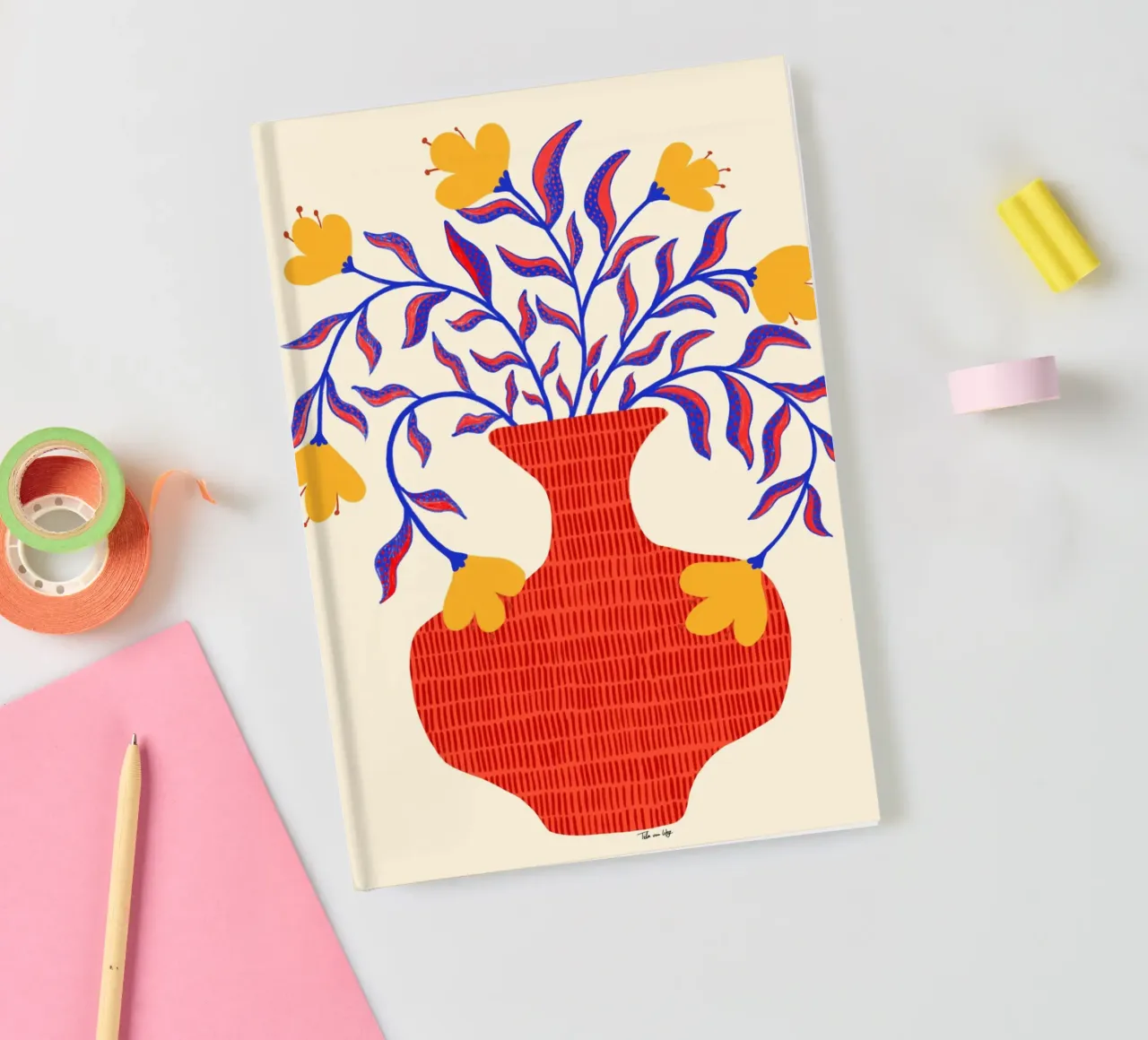 Gelbe Blumen in roter Vase. notebook by Tida vom Weg