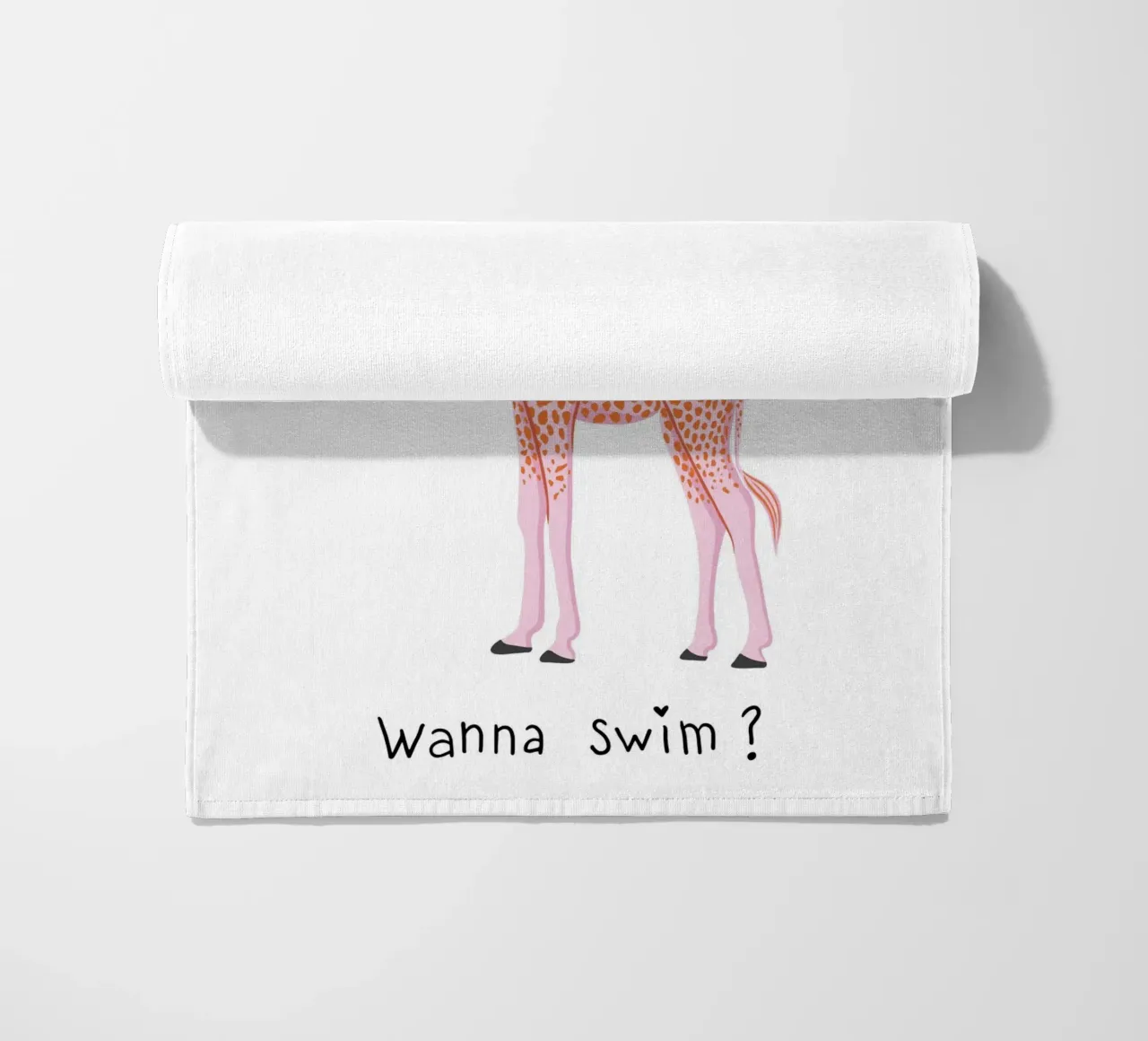 Wanna swim? Giraffe with float toalla de playa de Vivdesign
