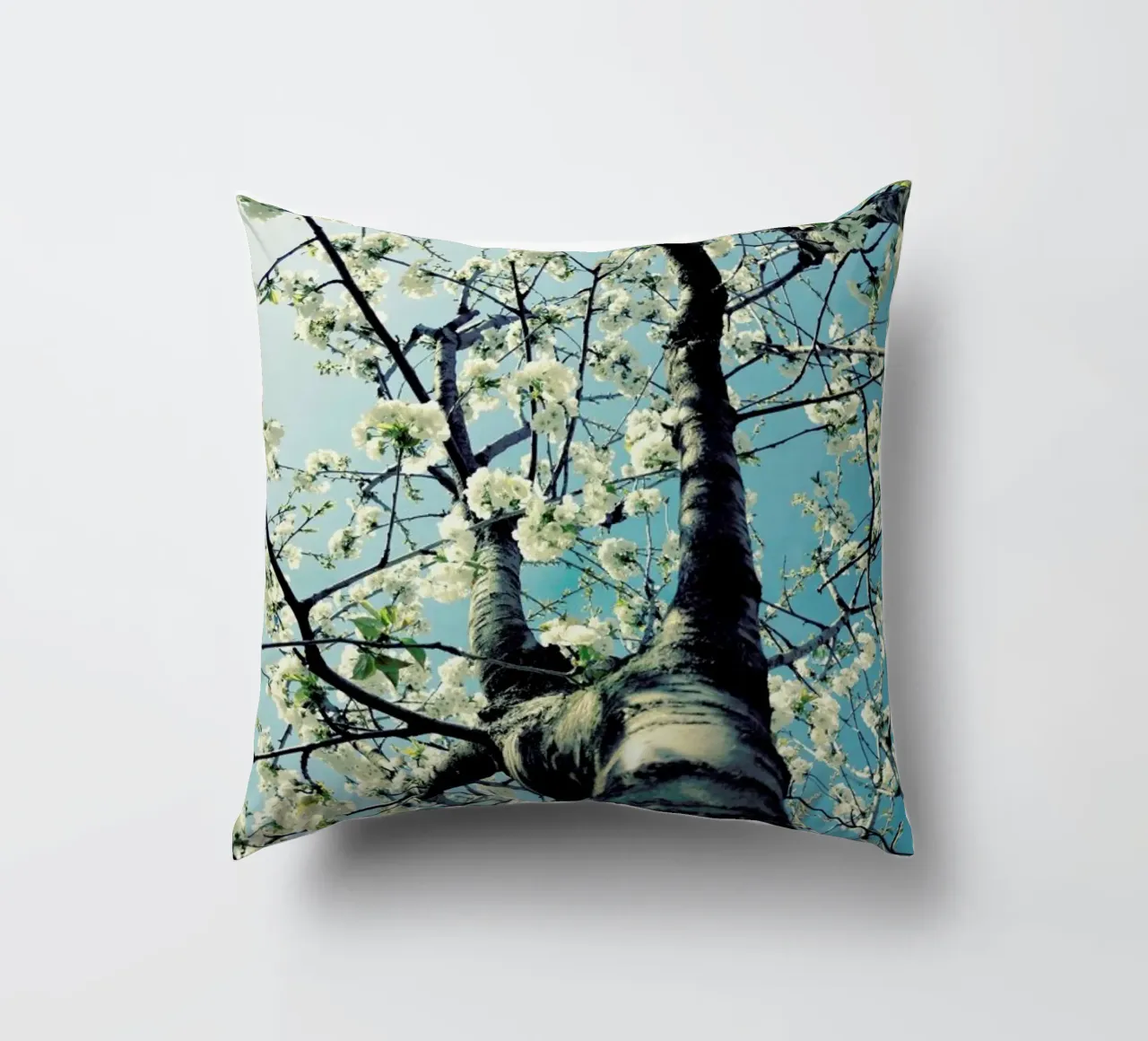 Under The Cherry Tree cuscino da Angelo Cerantola