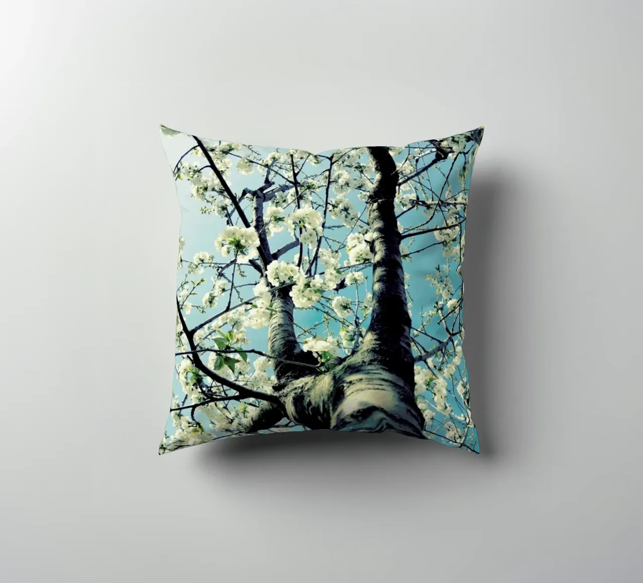 Under The Cherry Tree cuscino da Angelo Cerantola