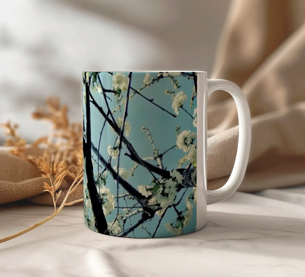 Under The Cherry Tree tazza in ceramica da Angelo Cerantola