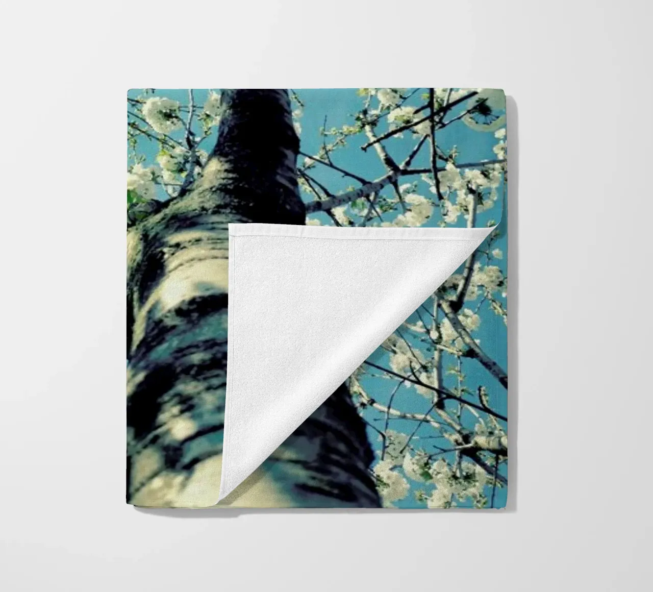 Under The Cherry Tree telo mare da Angelo Cerantola