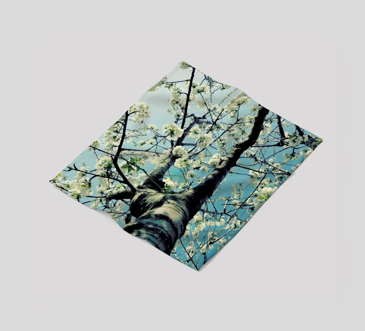 Under The Cherry Tree coperta in pile da Angelo Cerantola