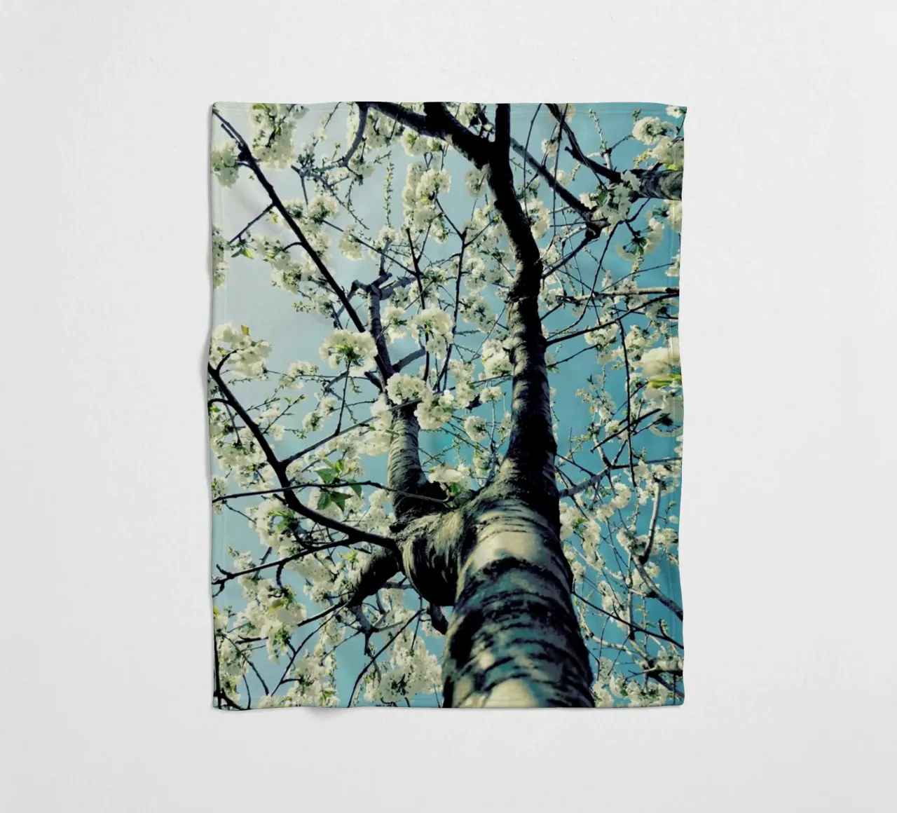 Under The Cherry Tree coperta in pile da Angelo Cerantola