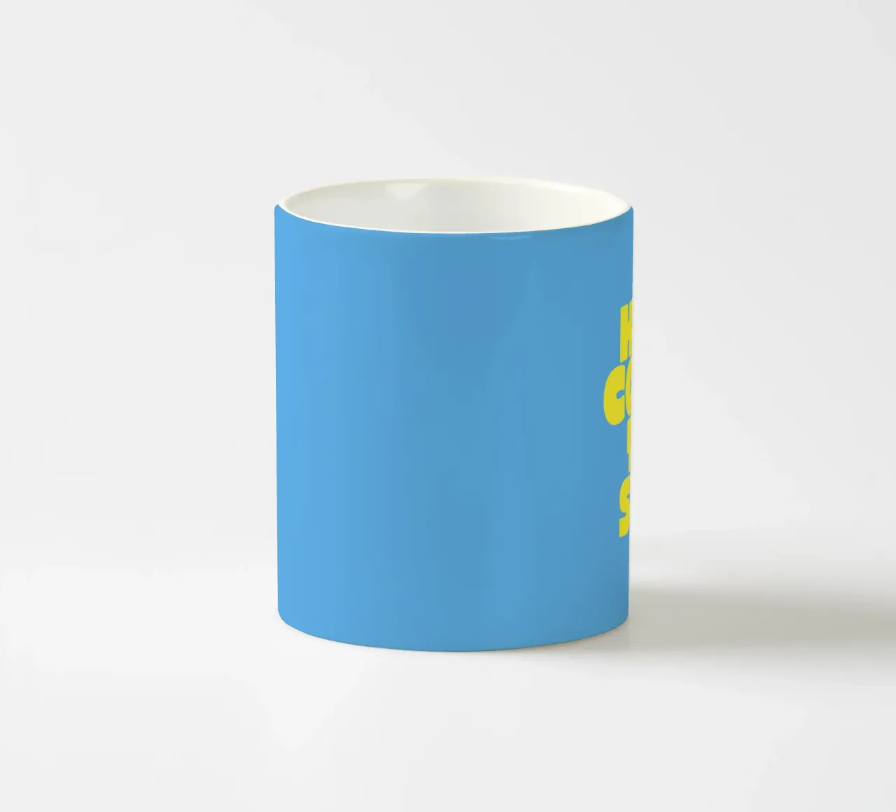 Here Comes the Sun Himmelblau Sonnig Gelb Typografie Drucken Keramik Tasse von THE MOTIVATED TYPE