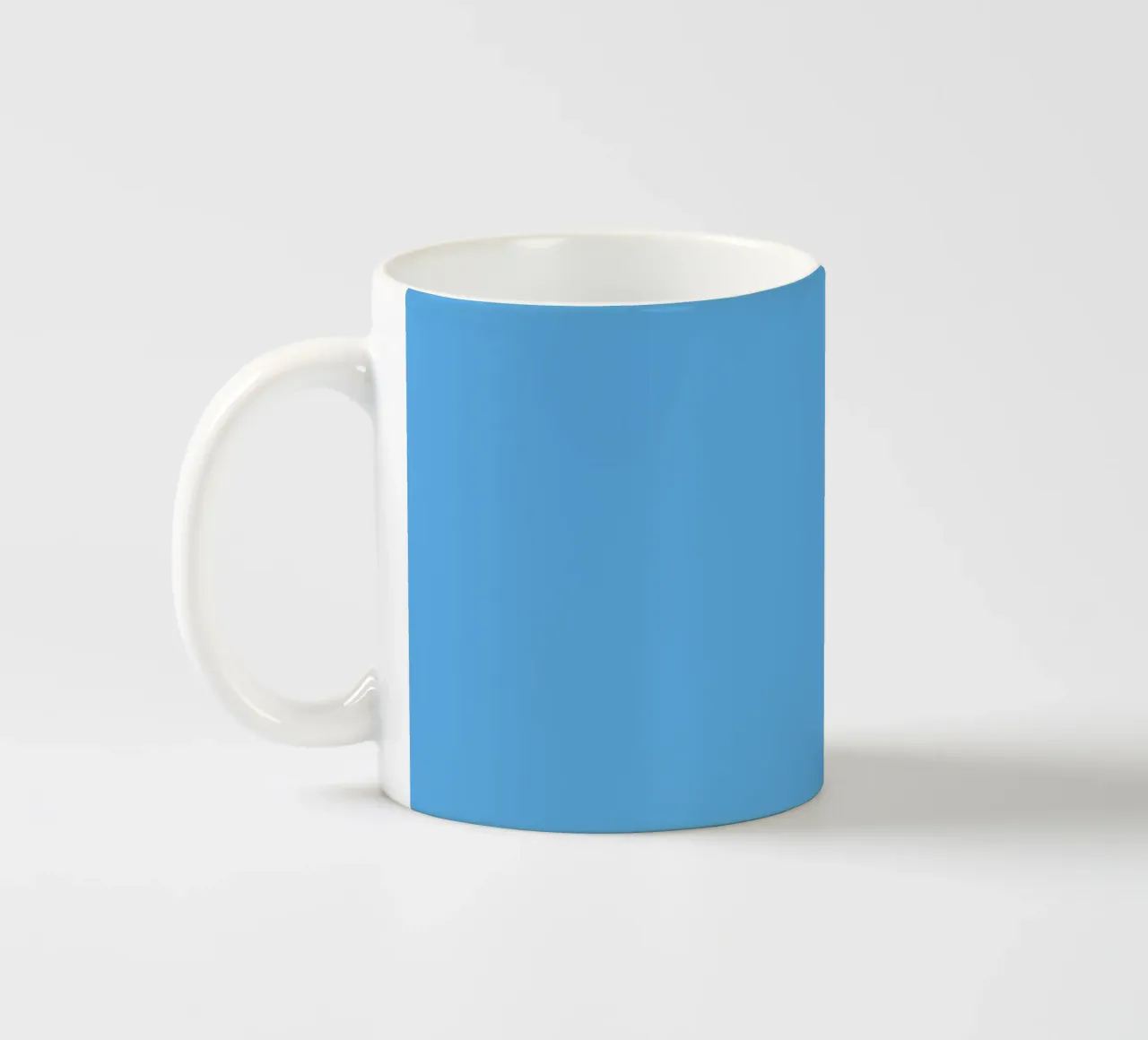 Here Comes the Sun Himmelblau Sonnig Gelb Typografie Drucken Keramik Tasse von THE MOTIVATED TYPE