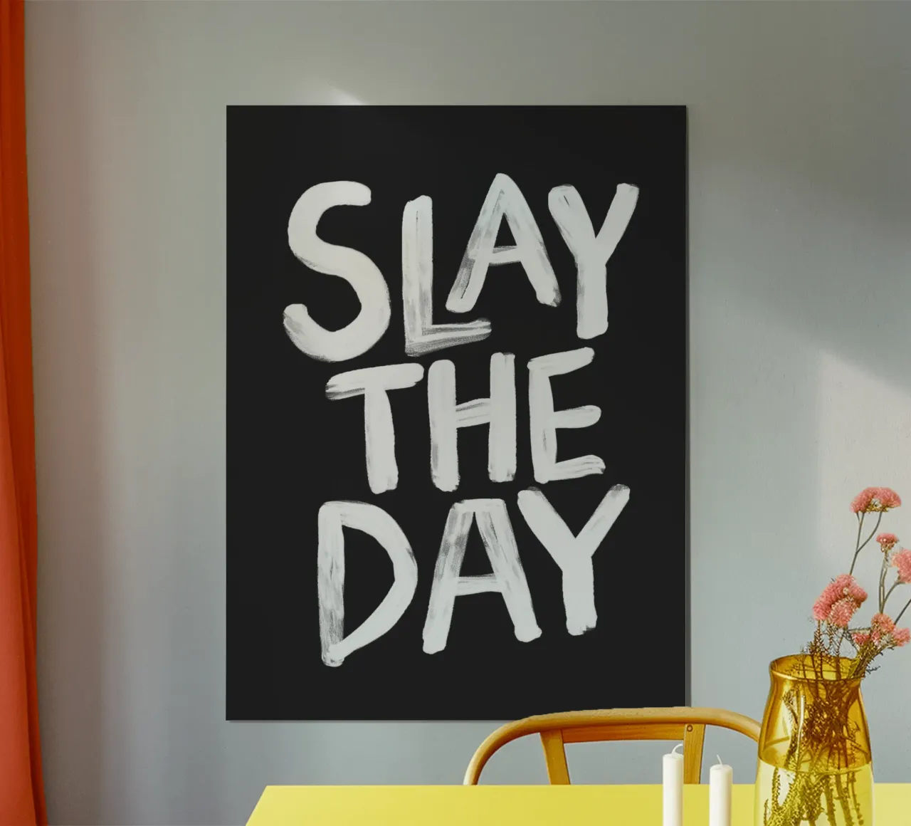 Stampa tipografica motivazionale in bianco e nero di Slay the Day poster con telaio in plastica da THE MOTIVATED TYPE