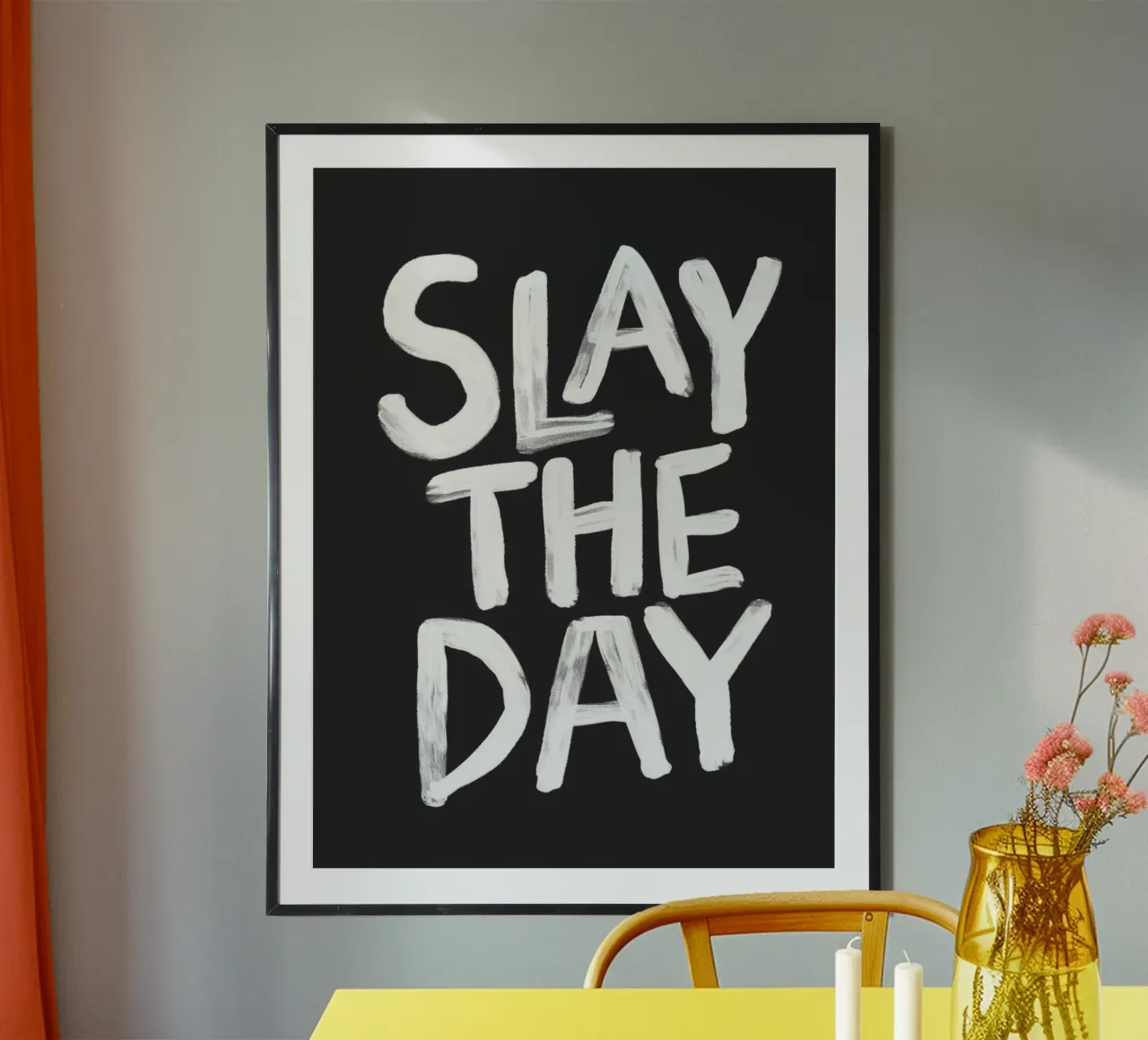Stampa tipografica motivazionale in bianco e nero di Slay the Day poster con telaio in plastica da THE MOTIVATED TYPE