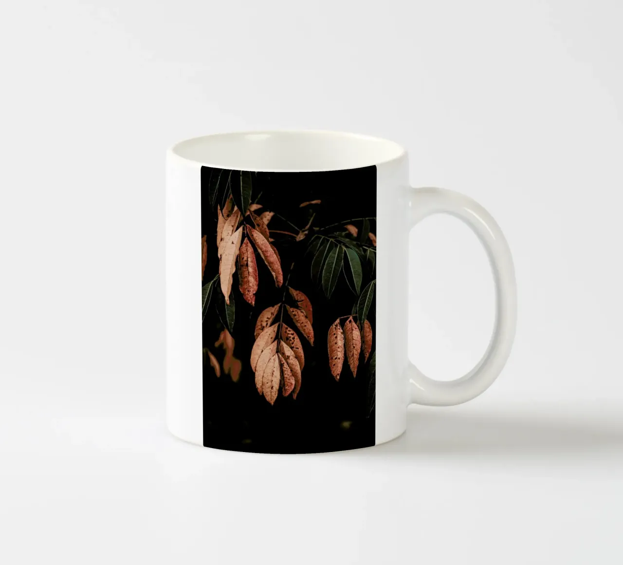 Light In Darkness tazza in ceramica da Ingrid Beddoes