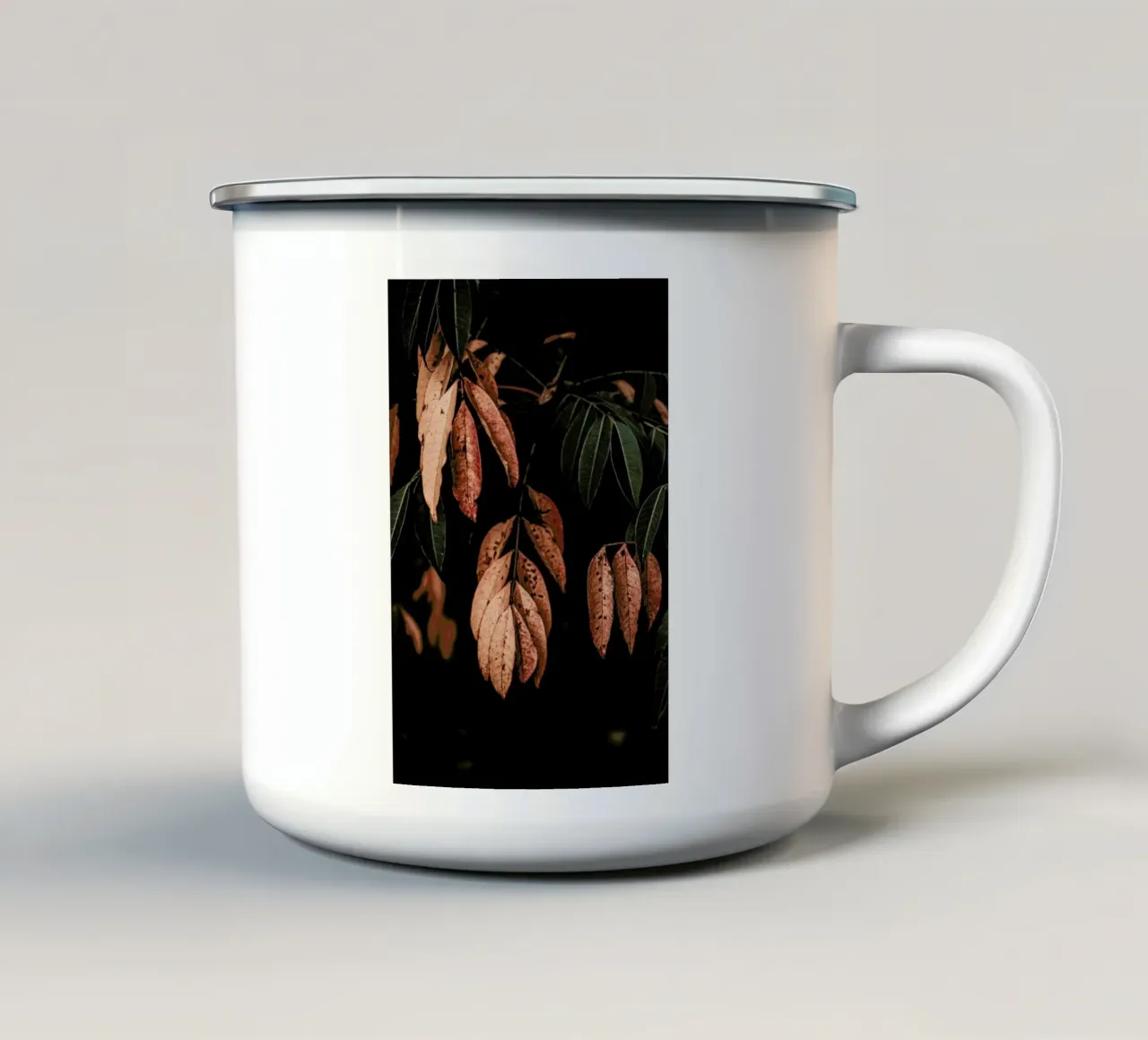 Light In Darkness tazza in smalto da Ingrid Beddoes