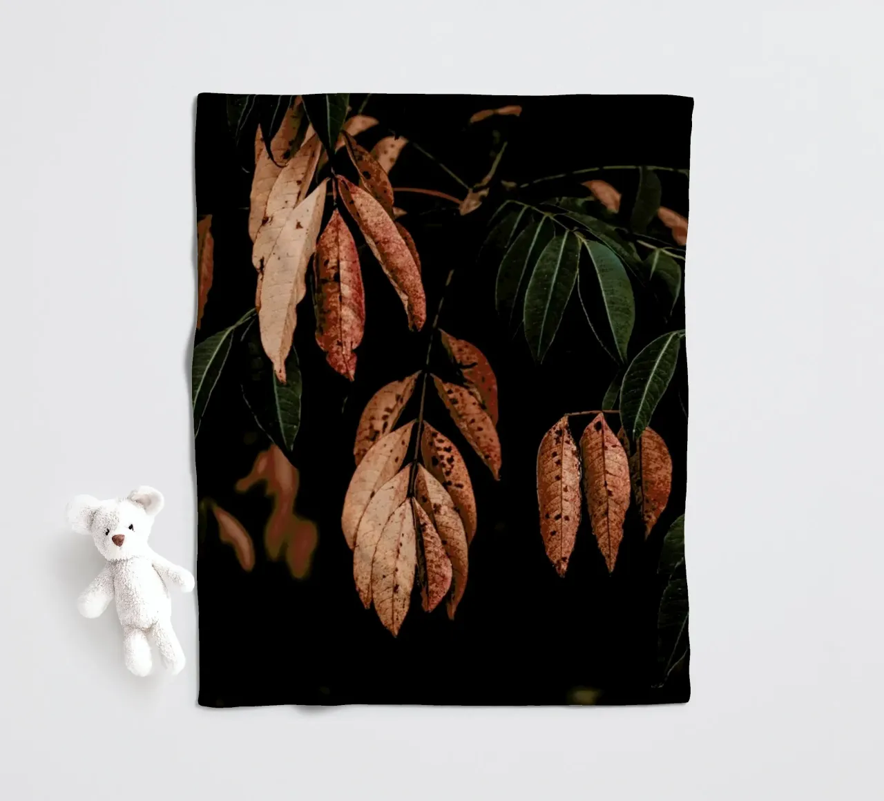 Light In Darkness coperta in pile da Ingrid Beddoes