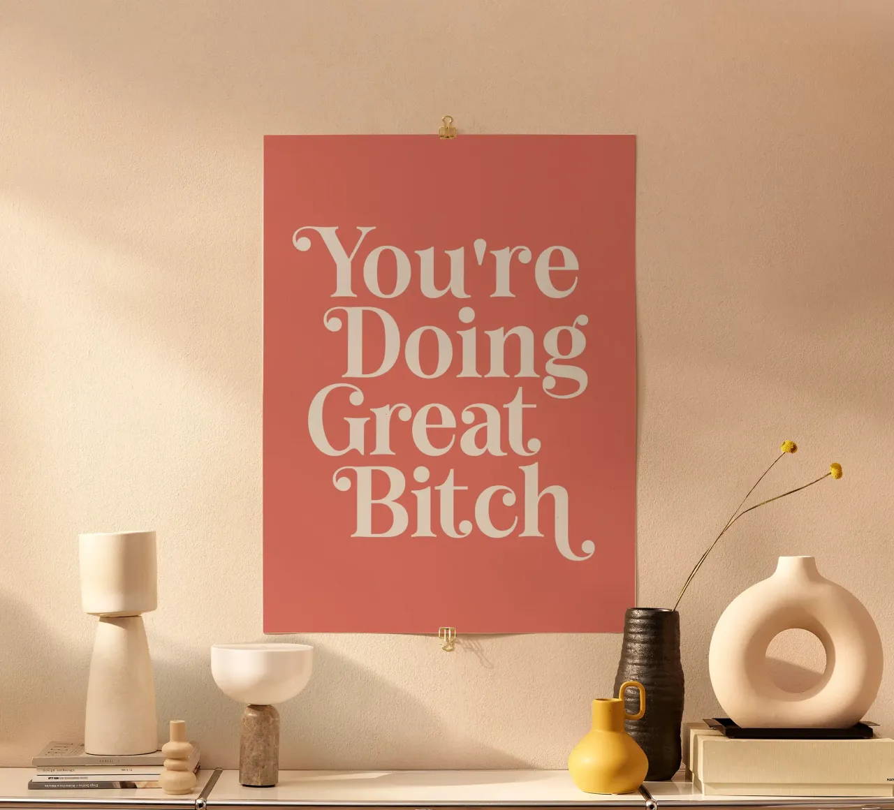 Stai andando alla grande, stronza (tono rosso) poster con telaio in plastica da Paigaam Studio