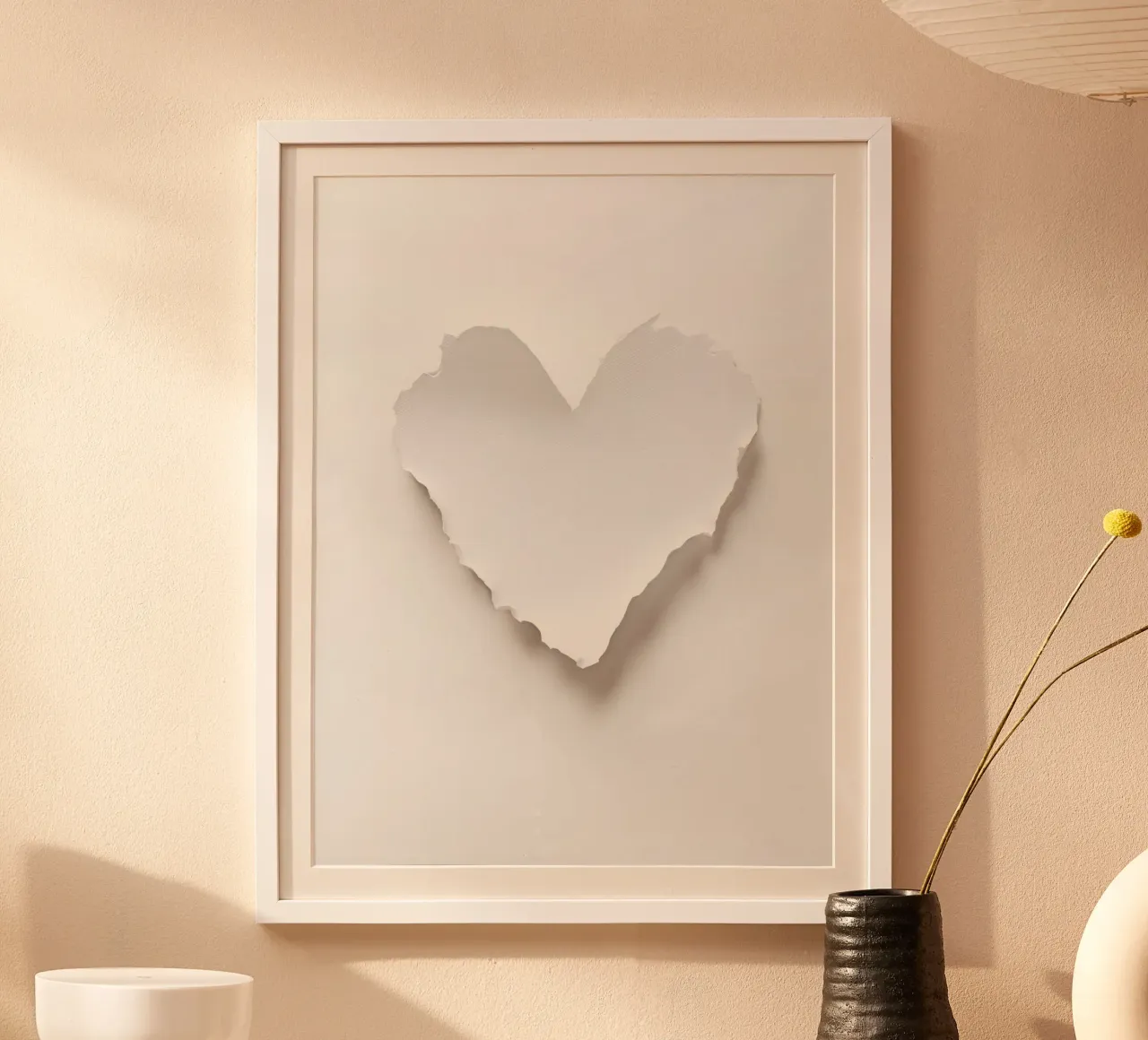Un cuore fatto di carta | tecnica mista poster con telaio in plastica da Autofocus