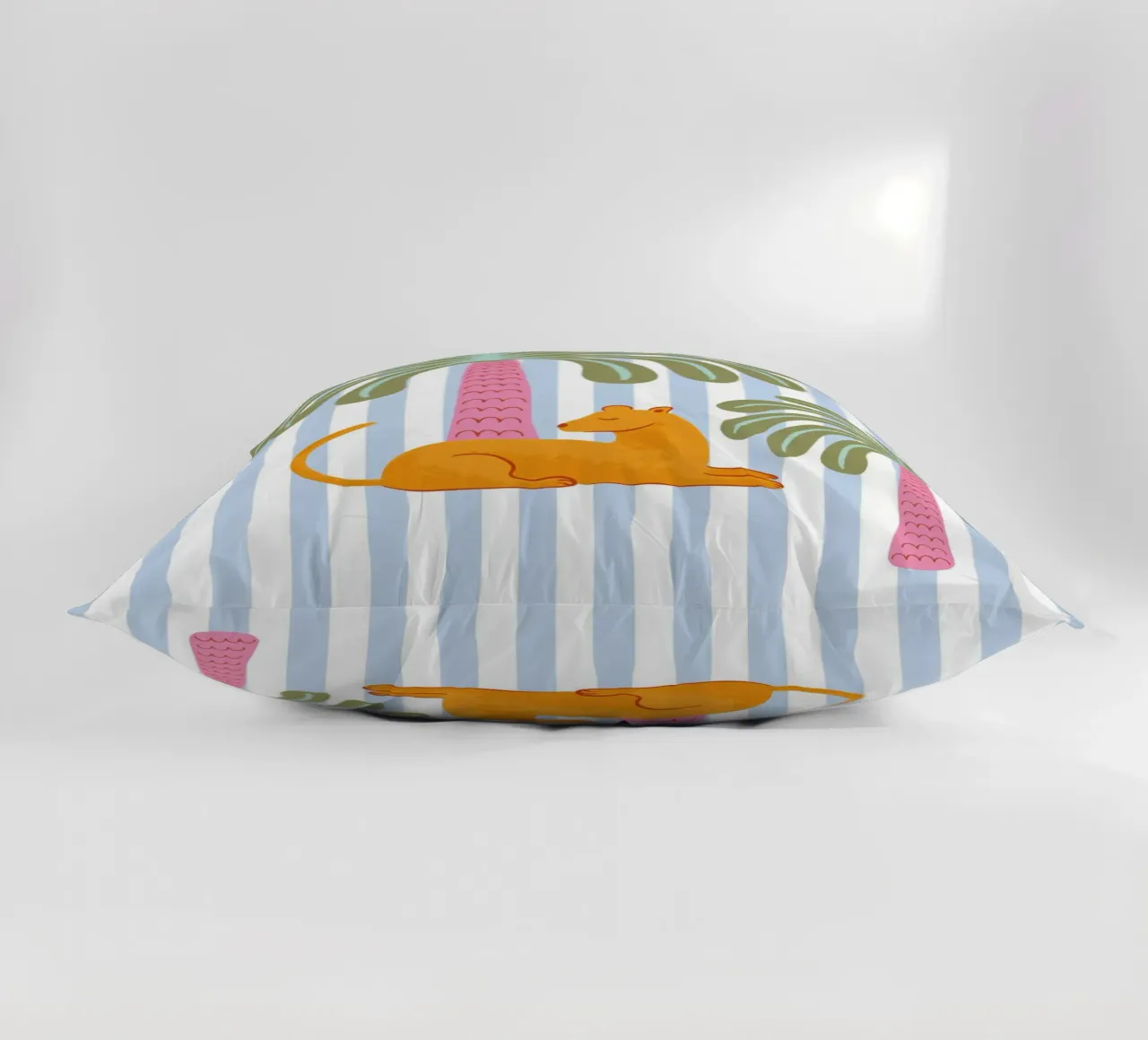 Orange jungle cat with palm on blue stripes cuscino da Vivdesign