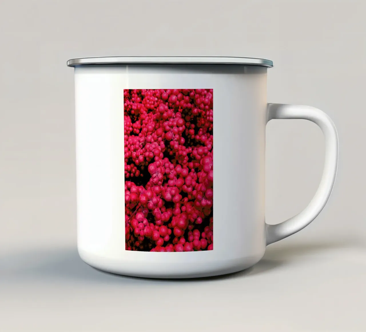 Fruity Pinkness tazza in smalto da Sebastian Hilgetag