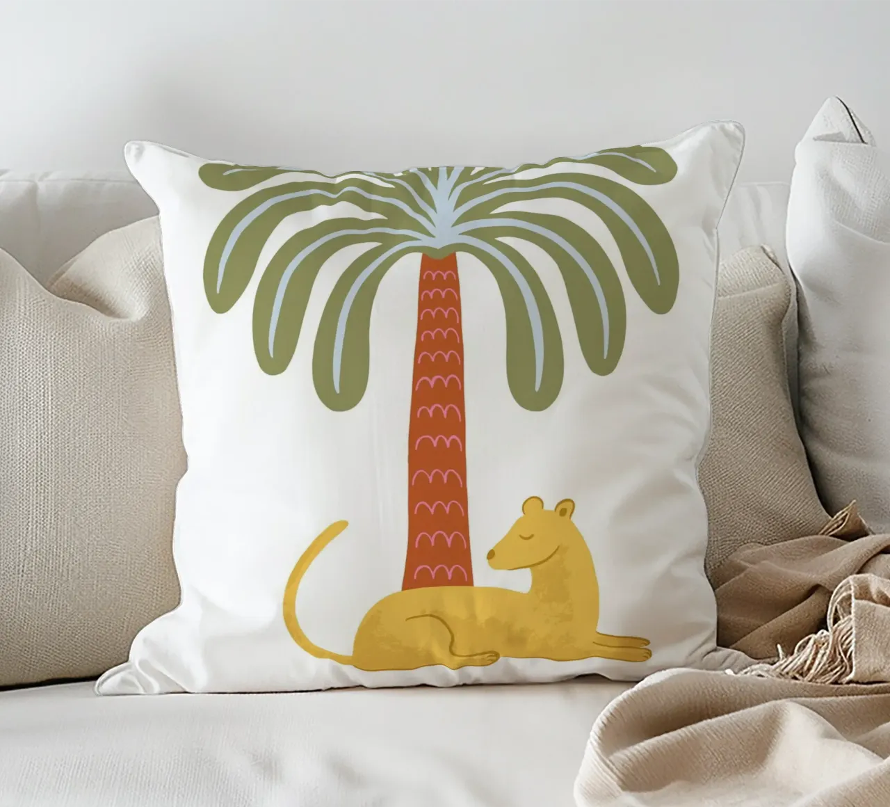 Yellow jungle cat with palm cuscino da Vivdesign
