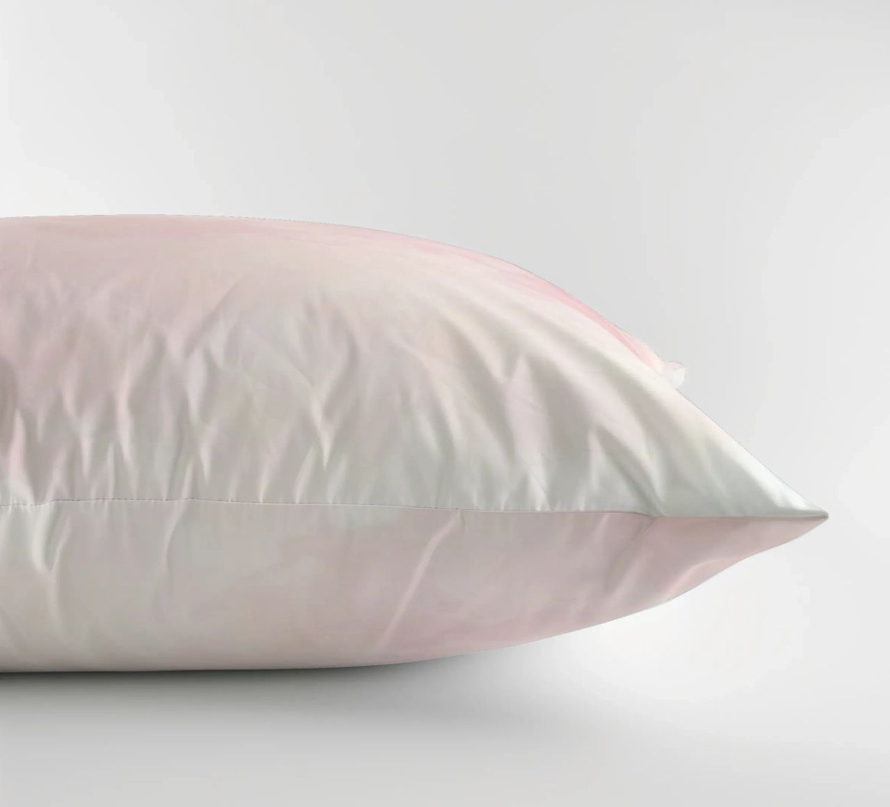 Morbide nuvole pastello creano un'atmosfera serena in un ambiente tranquillo. cuscino da DesignDoodle