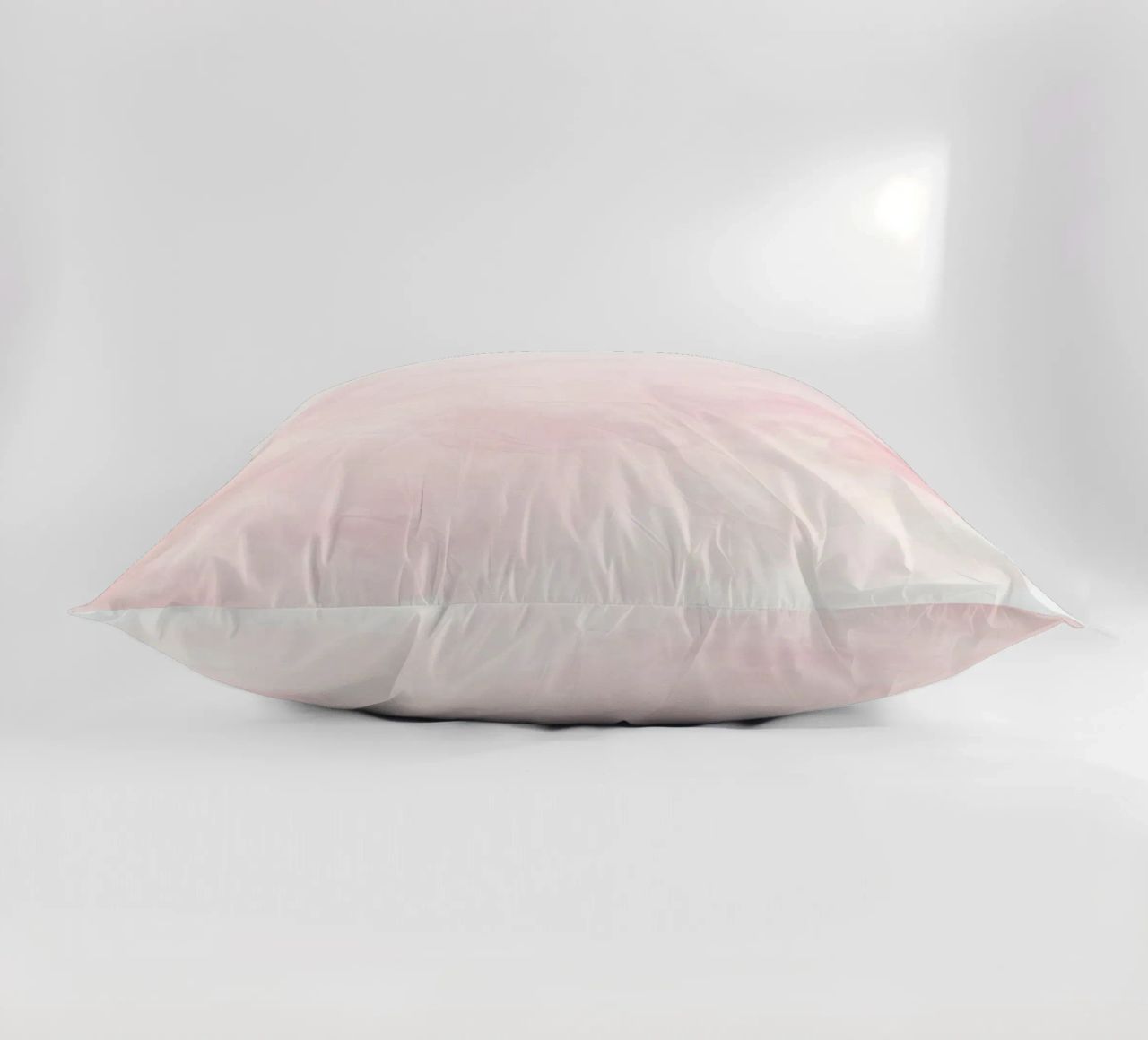 Morbide nuvole pastello creano un'atmosfera serena in un ambiente tranquillo. cuscino da DesignDoodle