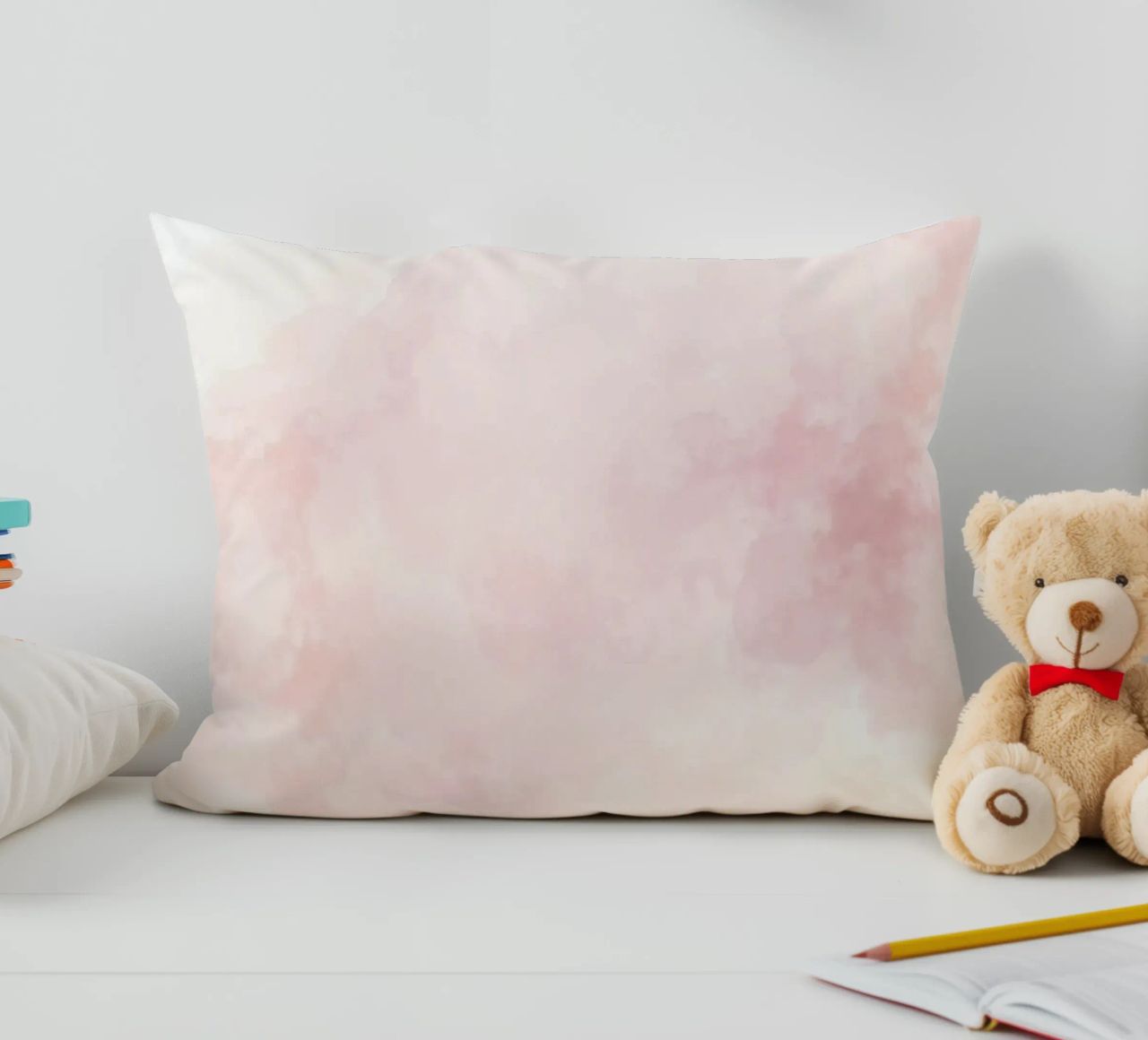Morbide nuvole pastello creano un'atmosfera serena in un ambiente tranquillo. cuscino da DesignDoodle