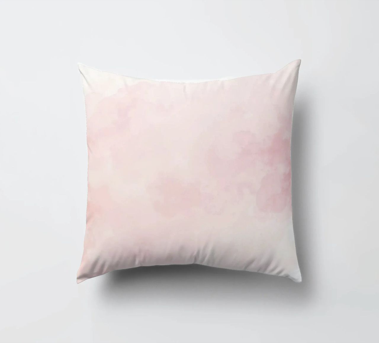 Morbide nuvole pastello creano un'atmosfera serena in un ambiente tranquillo. cuscino da DesignDoodle