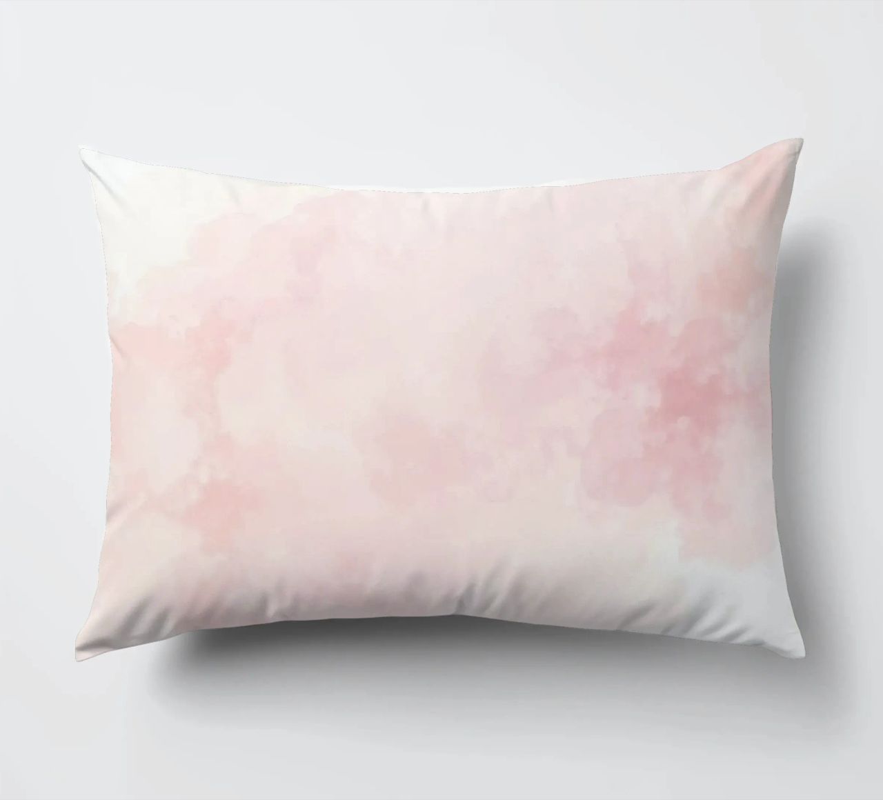 Morbide nuvole pastello creano un'atmosfera serena in un ambiente tranquillo. cuscino da DesignDoodle