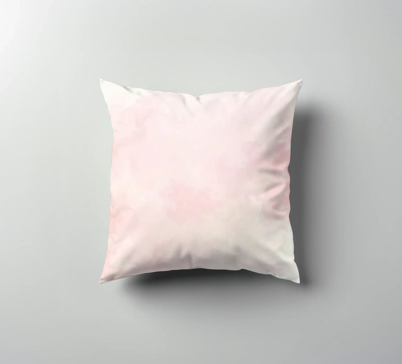 Morbide nuvole pastello creano un'atmosfera serena in un ambiente tranquillo. cuscino da DesignDoodle