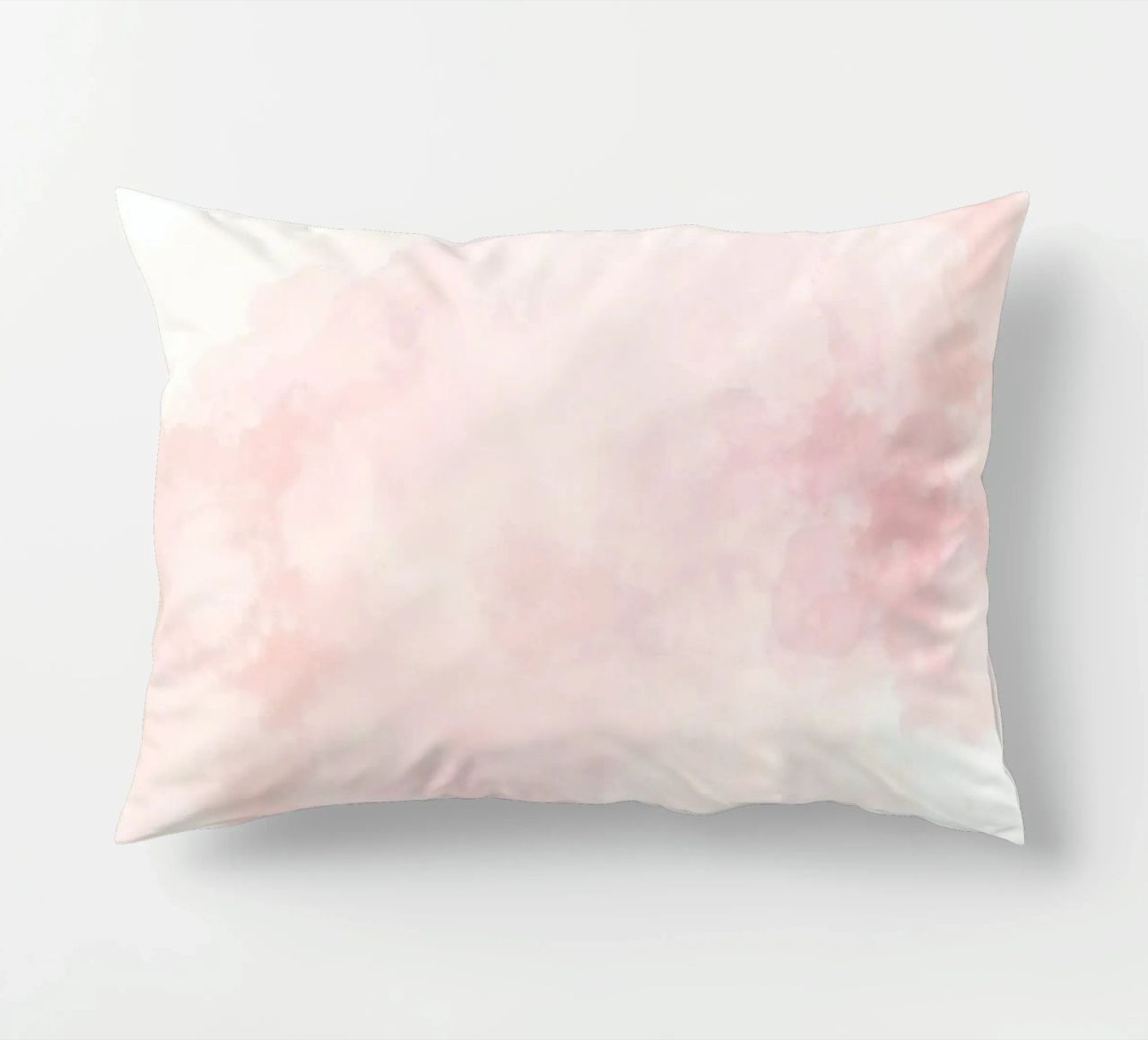 Morbide nuvole pastello creano un'atmosfera serena in un ambiente tranquillo. cuscino da DesignDoodle