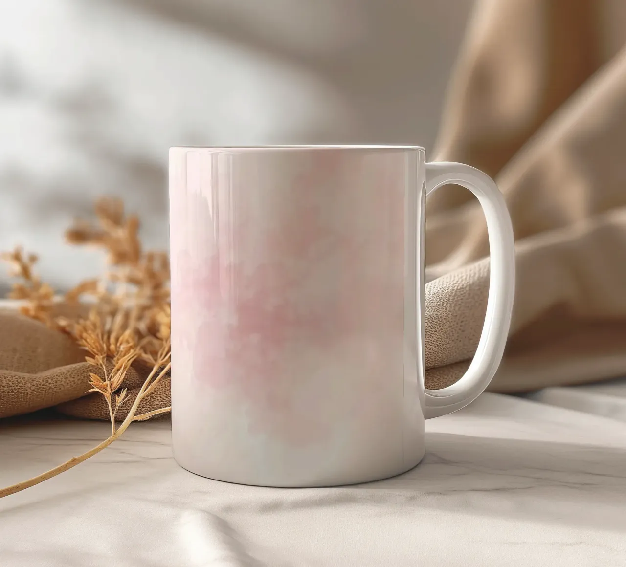 Sanfte Pastellwolken schaffen eine heitere Atmosphäre in einem ruhigen Keramik Tasse von DesignDoodle