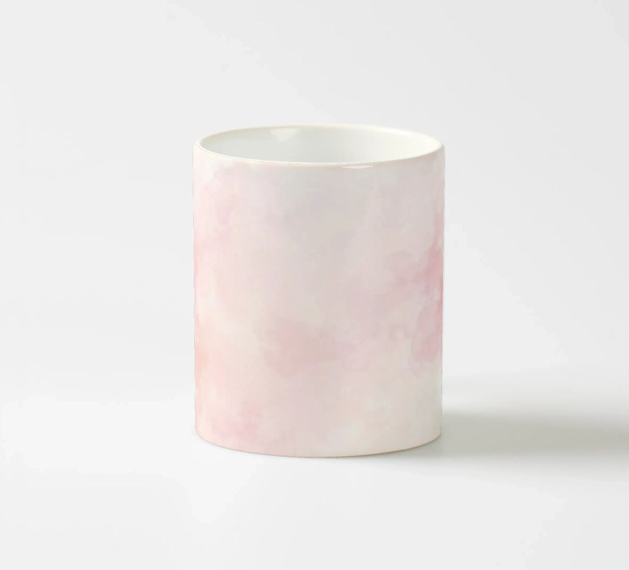 Morbide nuvole pastello creano un'atmosfera serena in un ambiente tranquillo. tazza in ceramica da DesignDoodle