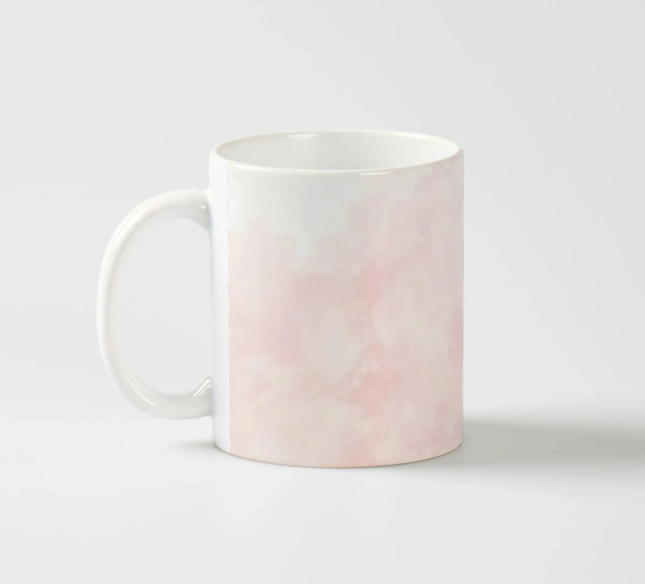 Morbide nuvole pastello creano un'atmosfera serena in un ambiente tranquillo. tazza in ceramica da DesignDoodle