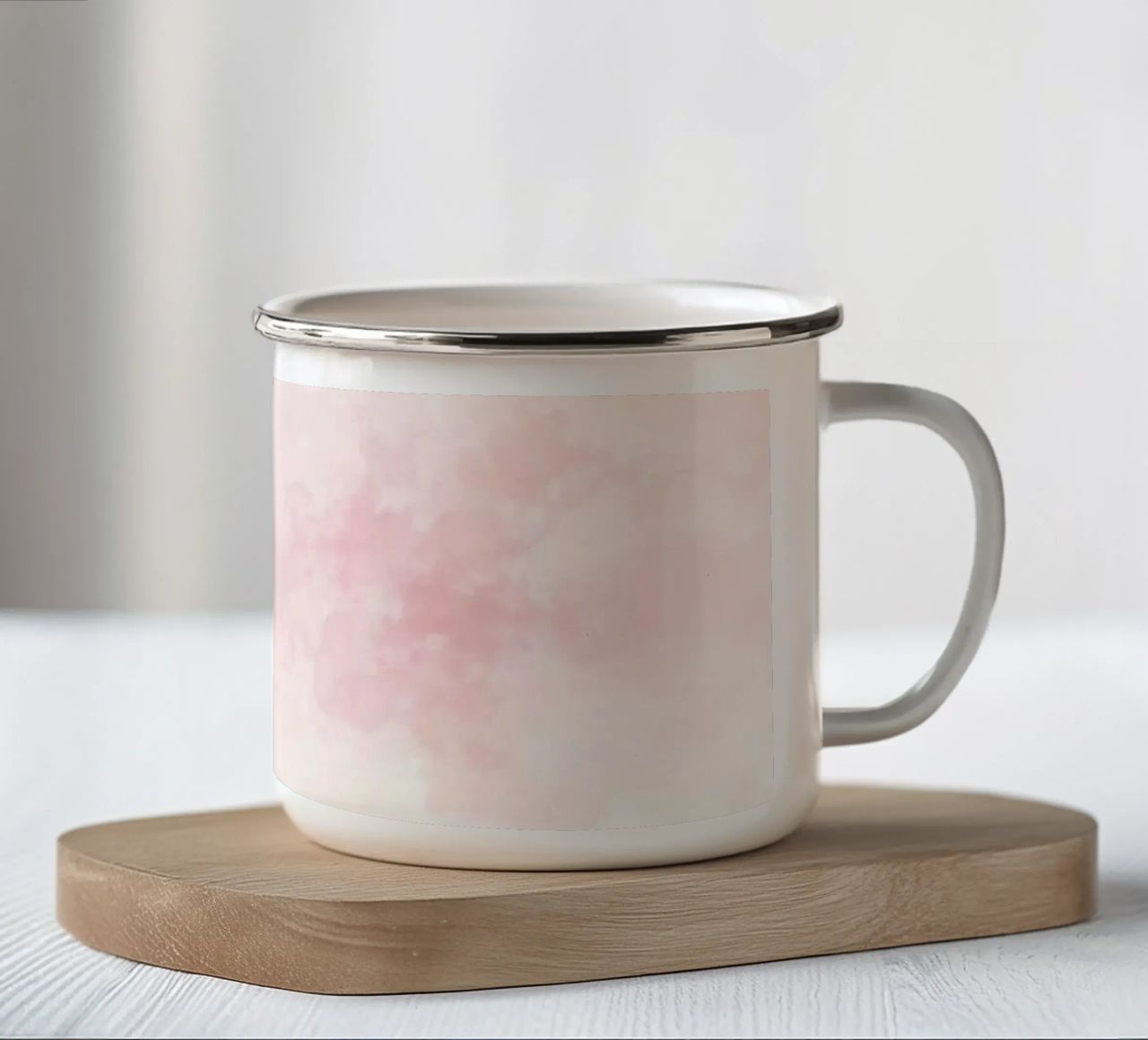 Sanfte Pastellwolken schaffen eine heitere Atmosphäre in einem ruhigen Emaille Tasse von DesignDoodle