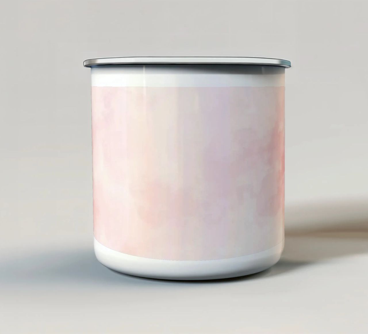 Sanfte Pastellwolken schaffen eine heitere Atmosphäre in einem ruhigen Emaille Tasse von DesignDoodle