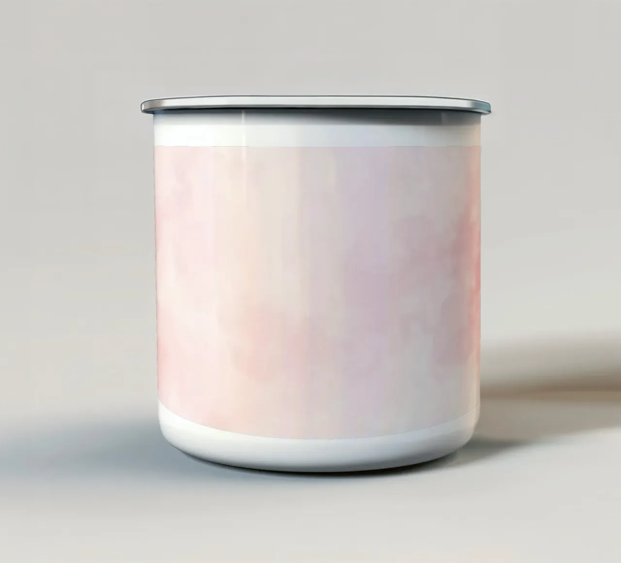 De doux nuages pastel créent une atmosphère sereine dans un lieu paisible. mug en émail de DesignDoodle