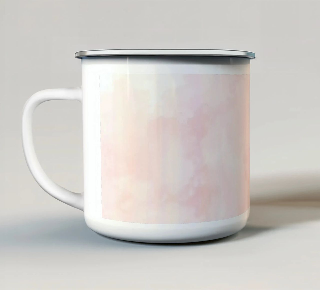 Sanfte Pastellwolken schaffen eine heitere Atmosphäre in einem ruhigen Emaille Tasse von DesignDoodle